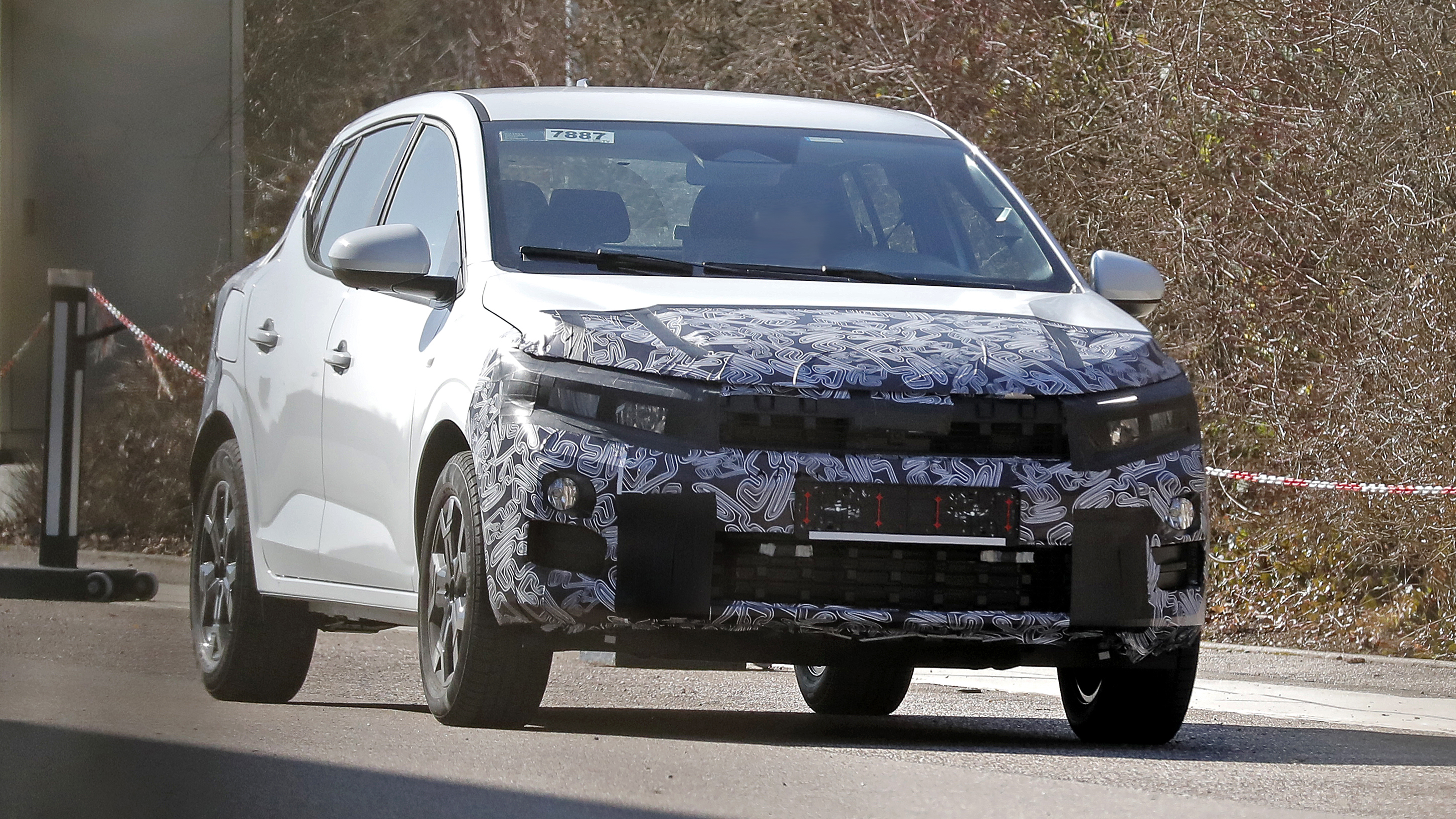 Dacia Sandero facelift spied testing - front tracking 