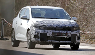Dacia Sandero facelift spied testing - front tracking