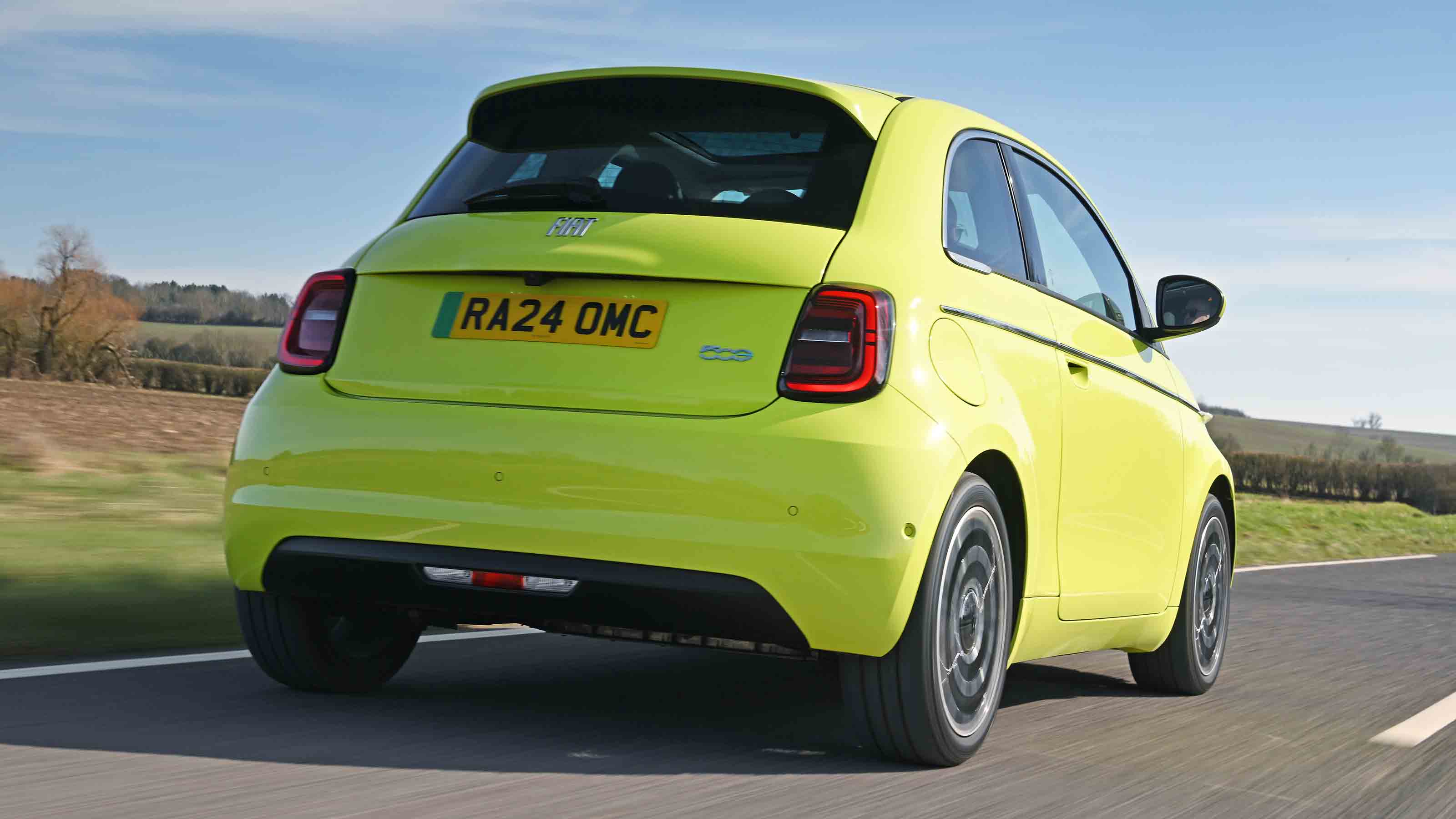 Fiat 500e - rear tracking, alt