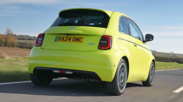 Fiat 500e - rear tracking, alt
