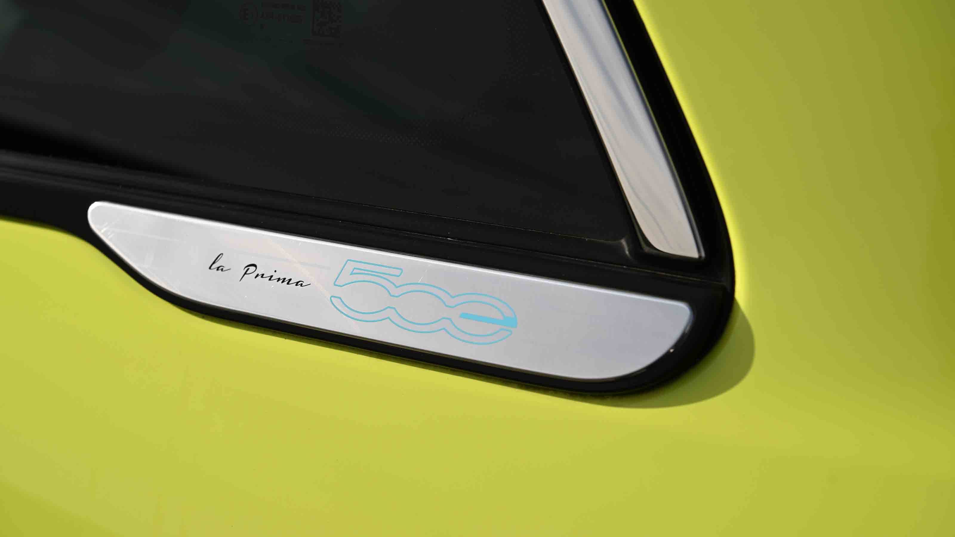 Fiat 500e - 'La Prima' badge detail