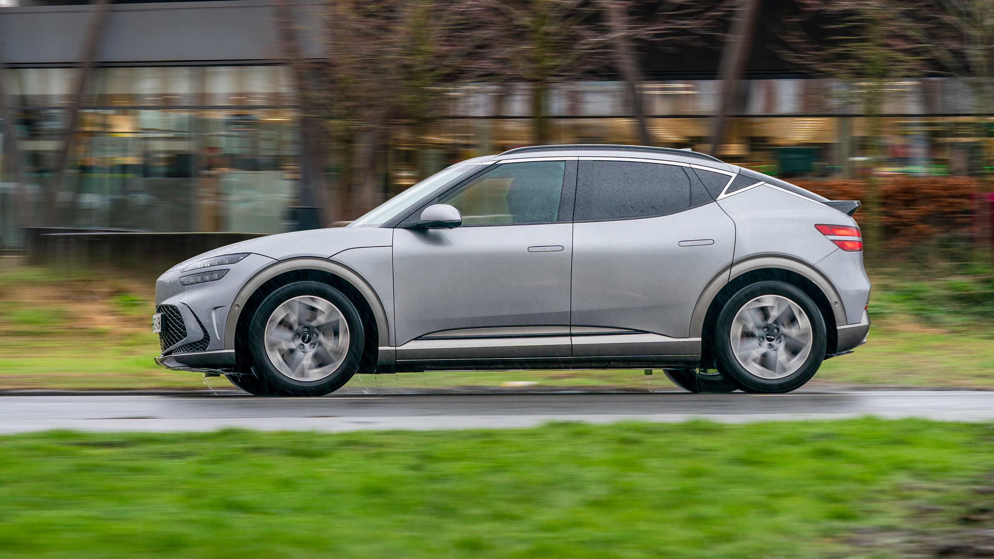 Genesis GV60 - side action
