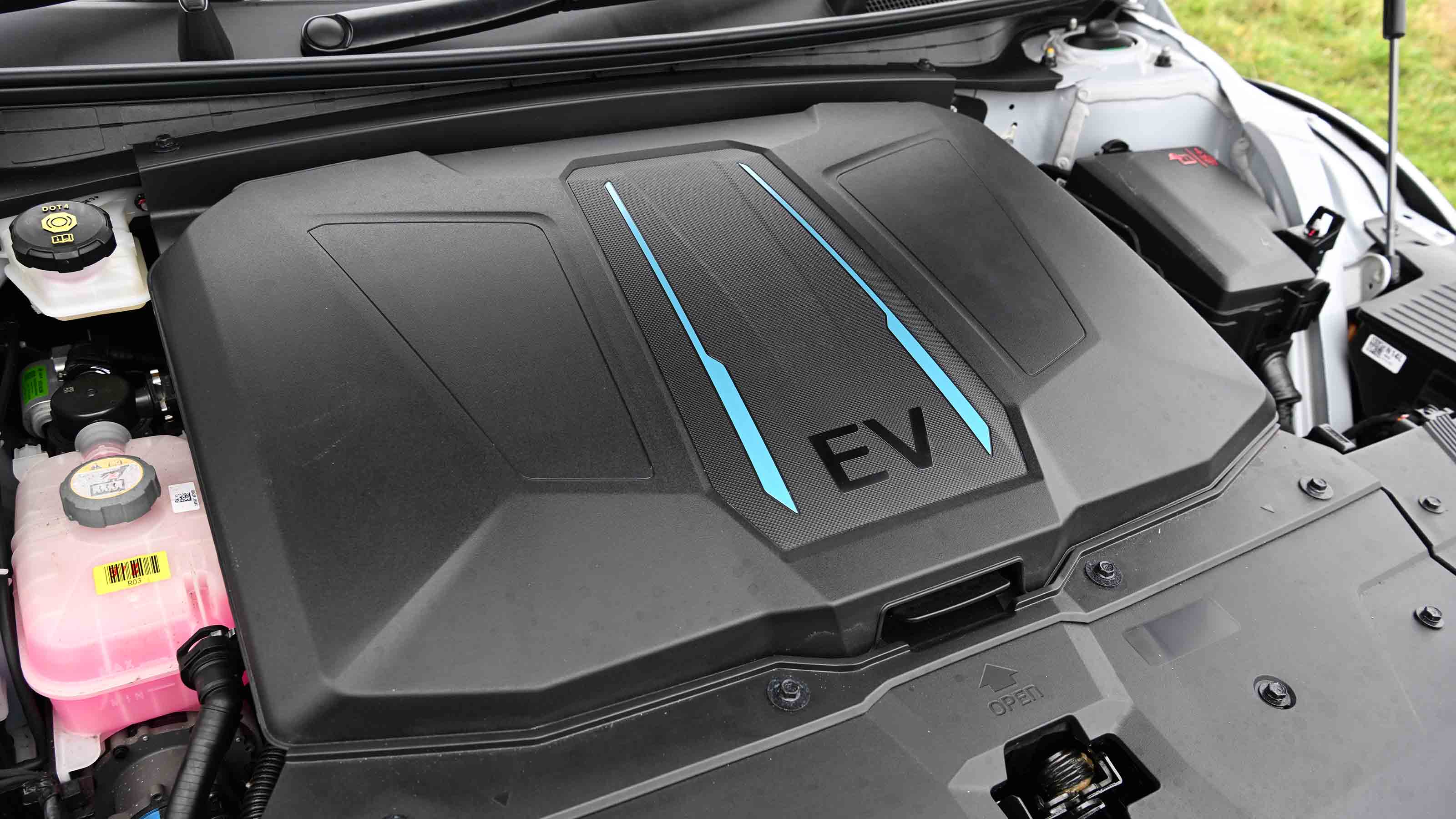 Hyundai Ioniq 5 - bonnet storage, closed