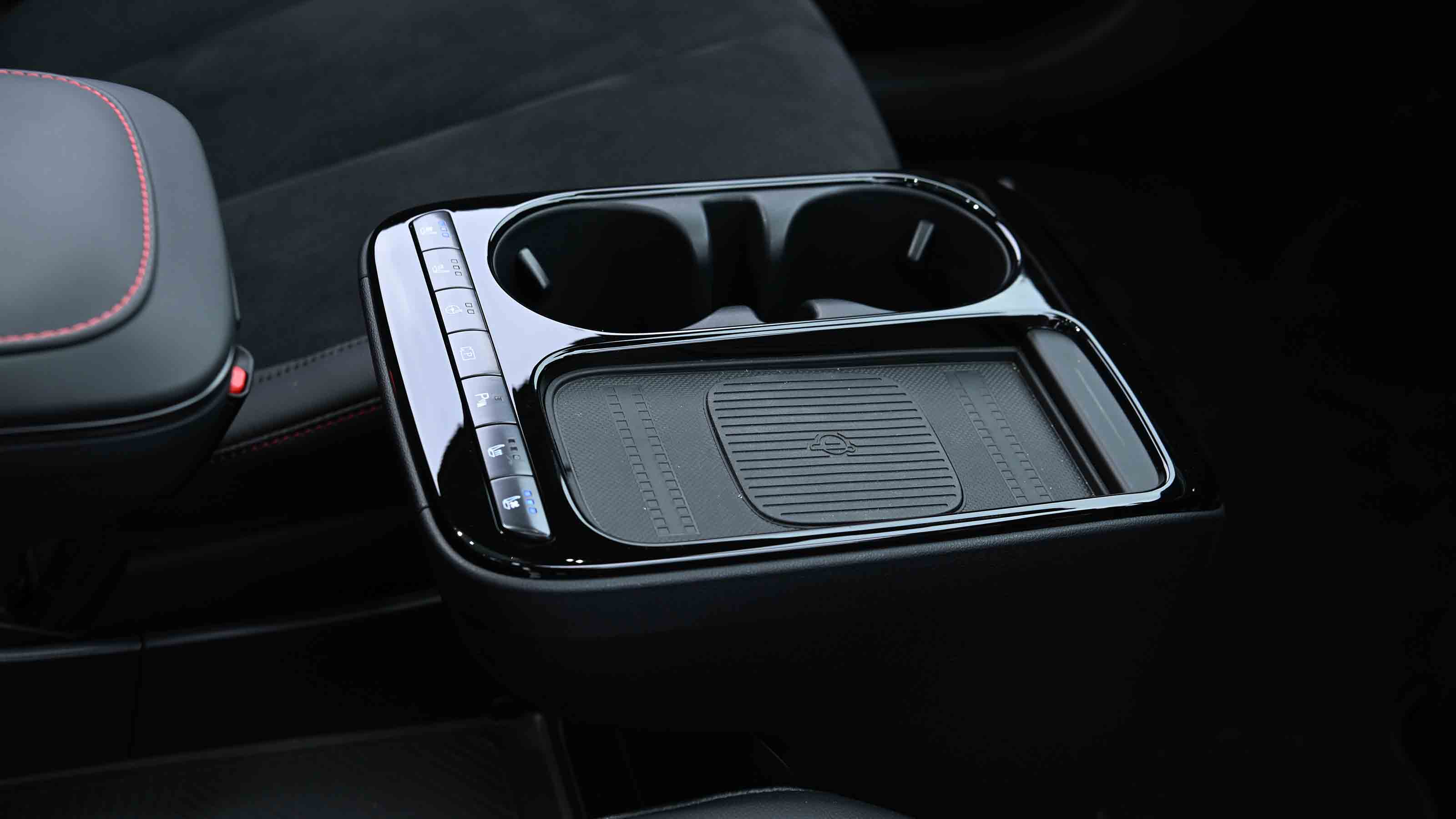 Hyundai Ioniq 5 - wireless phone charging pad