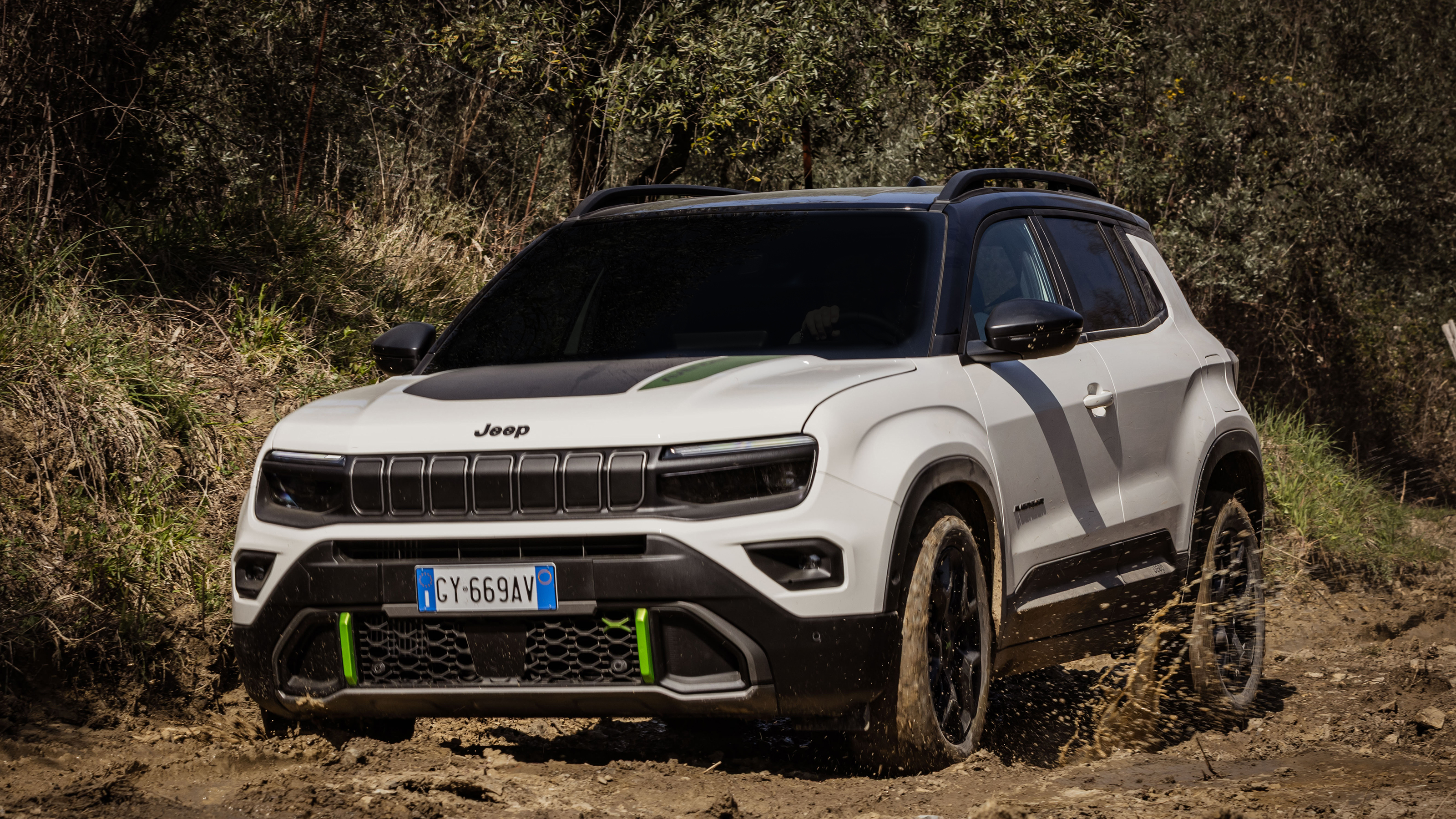 Jeep Avenger 4xe - front tracking 
