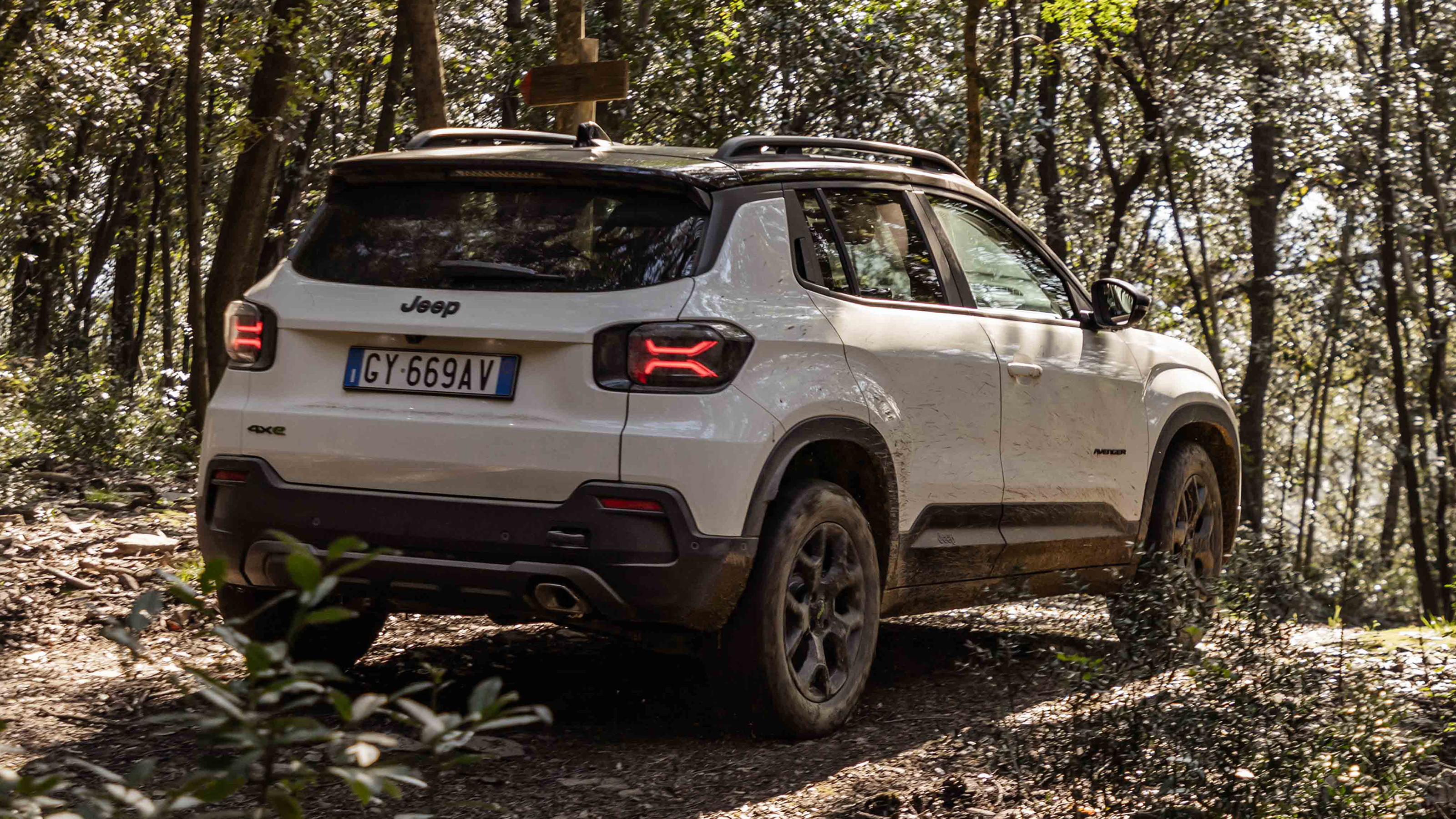 Jeep Avenger 4xe - rear tracking 