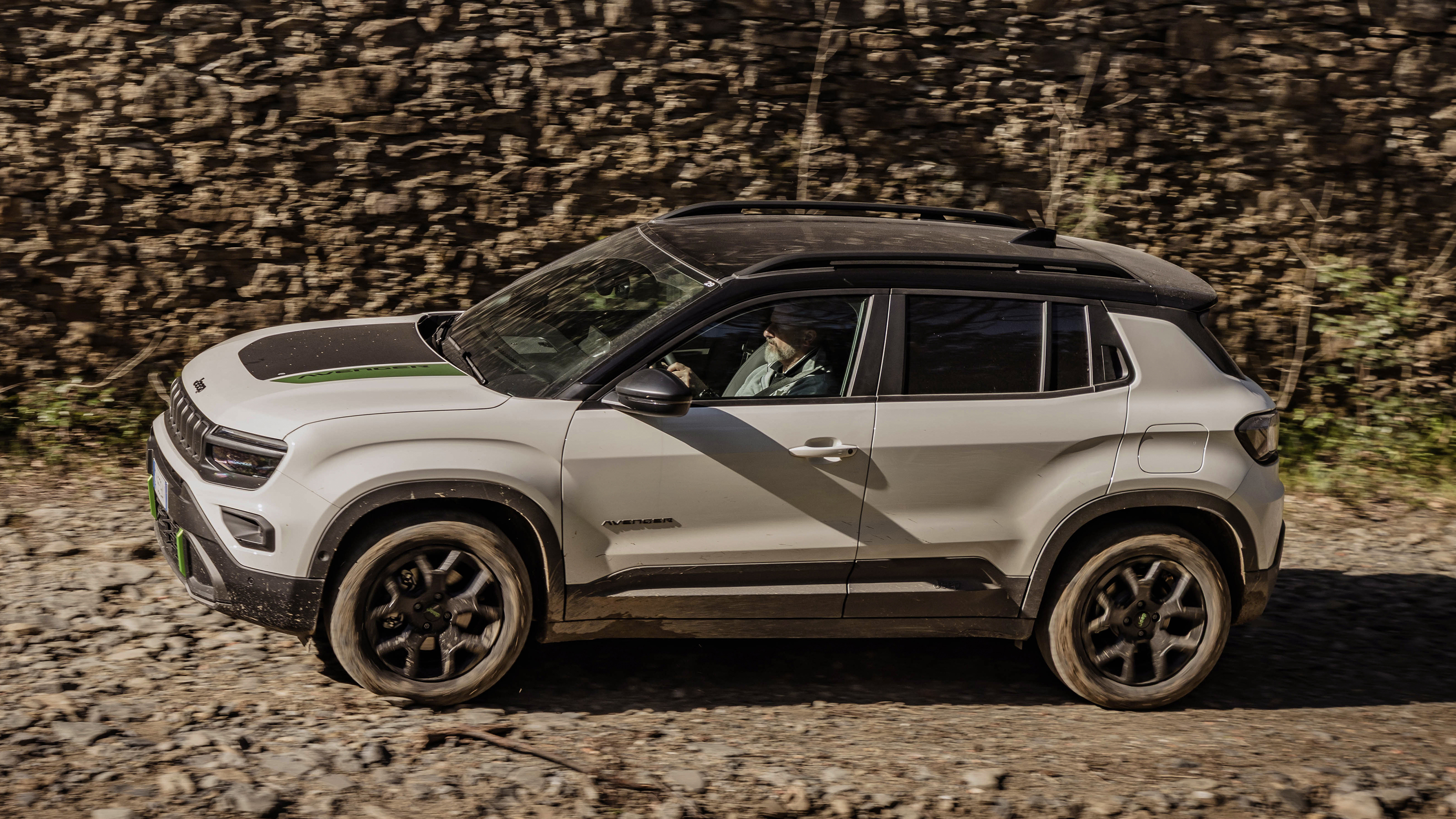 Jeep Avenger 4xe - side tracking 
