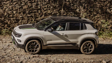 Jeep Avenger 4xe - side tracking