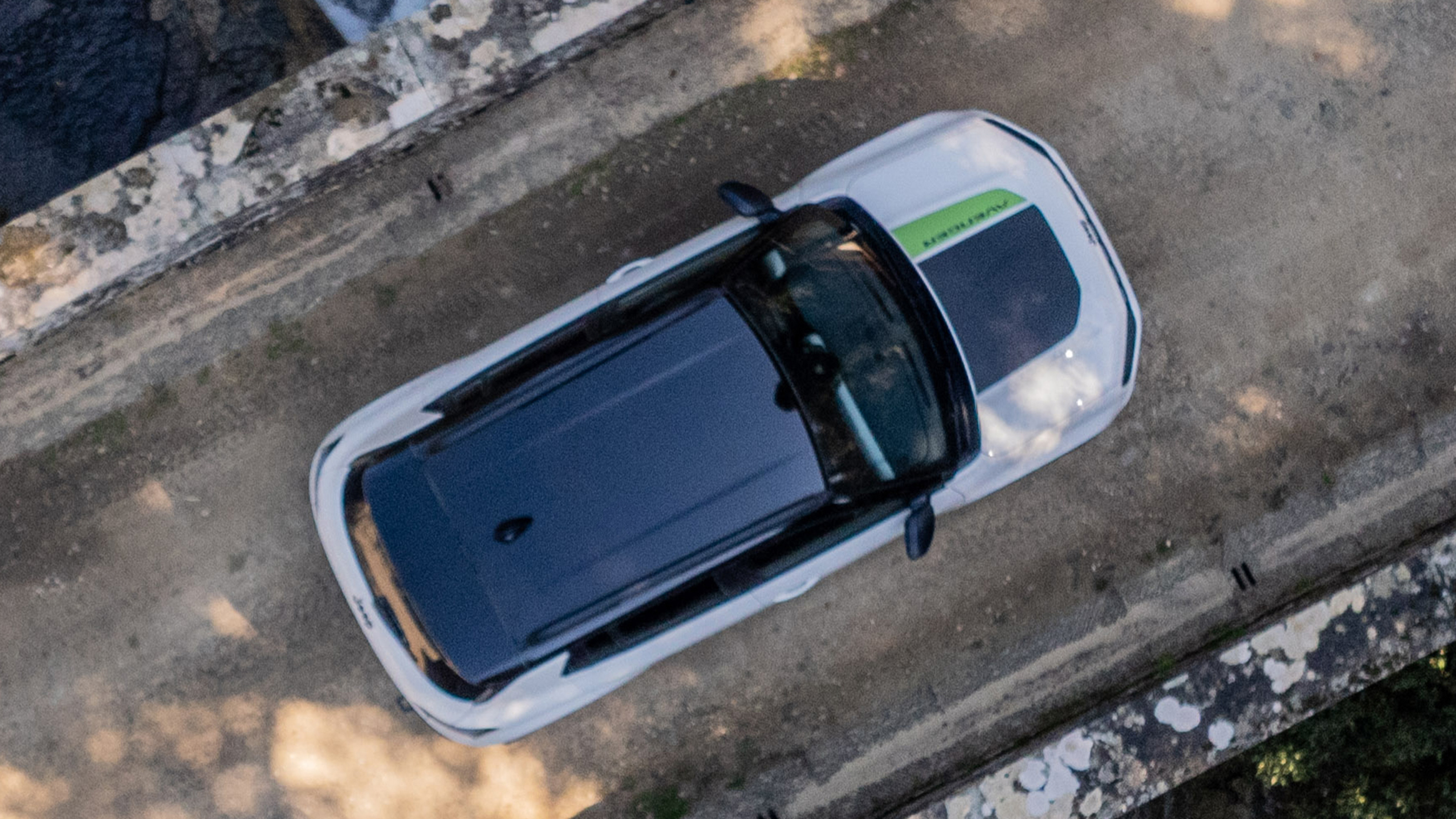Jeep Avenger 4xe - overhead view 