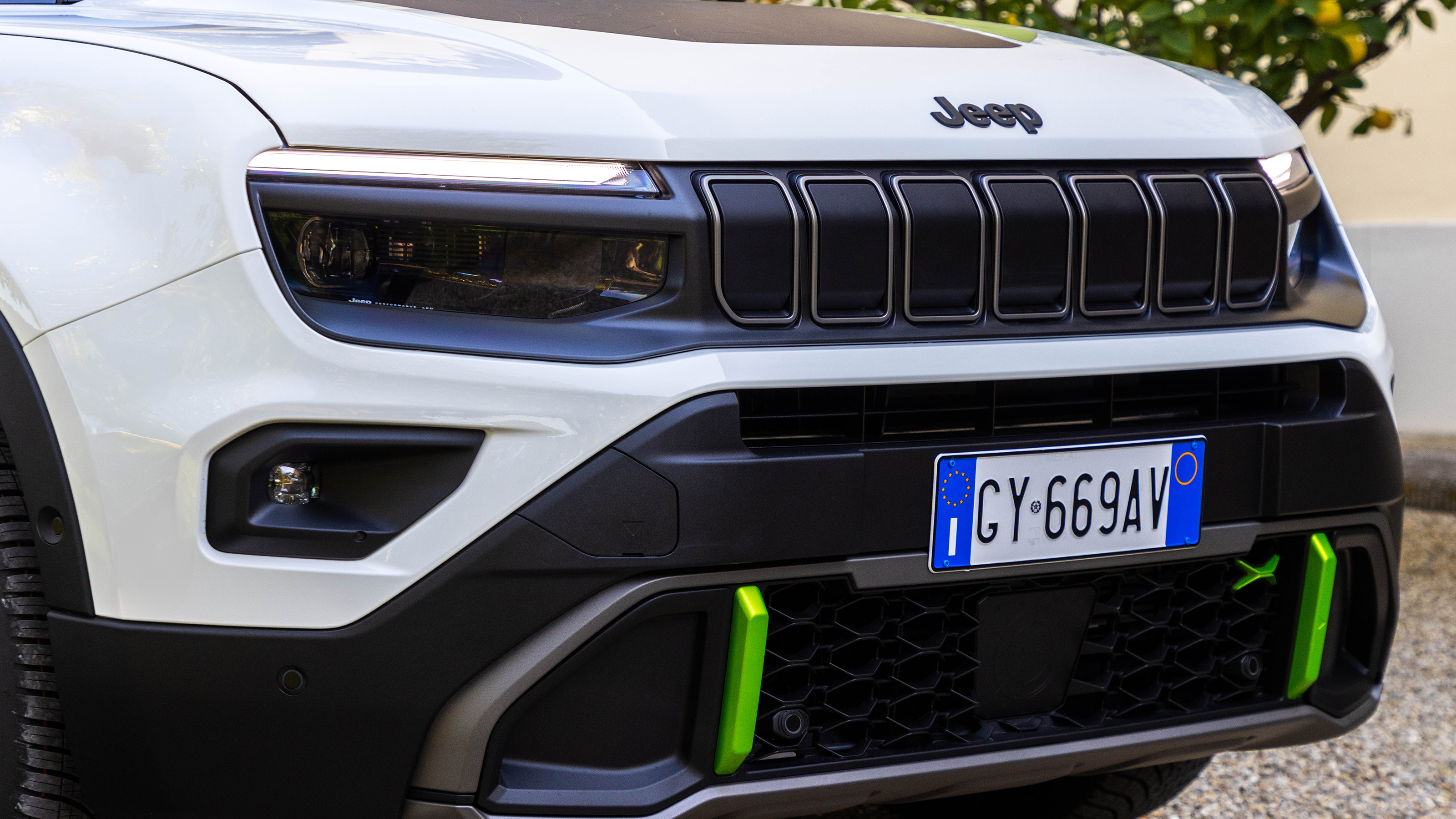 Jeep Avenger 4xe - front grille 