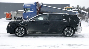 New Kia Ceed Spyshots - side view dynamic