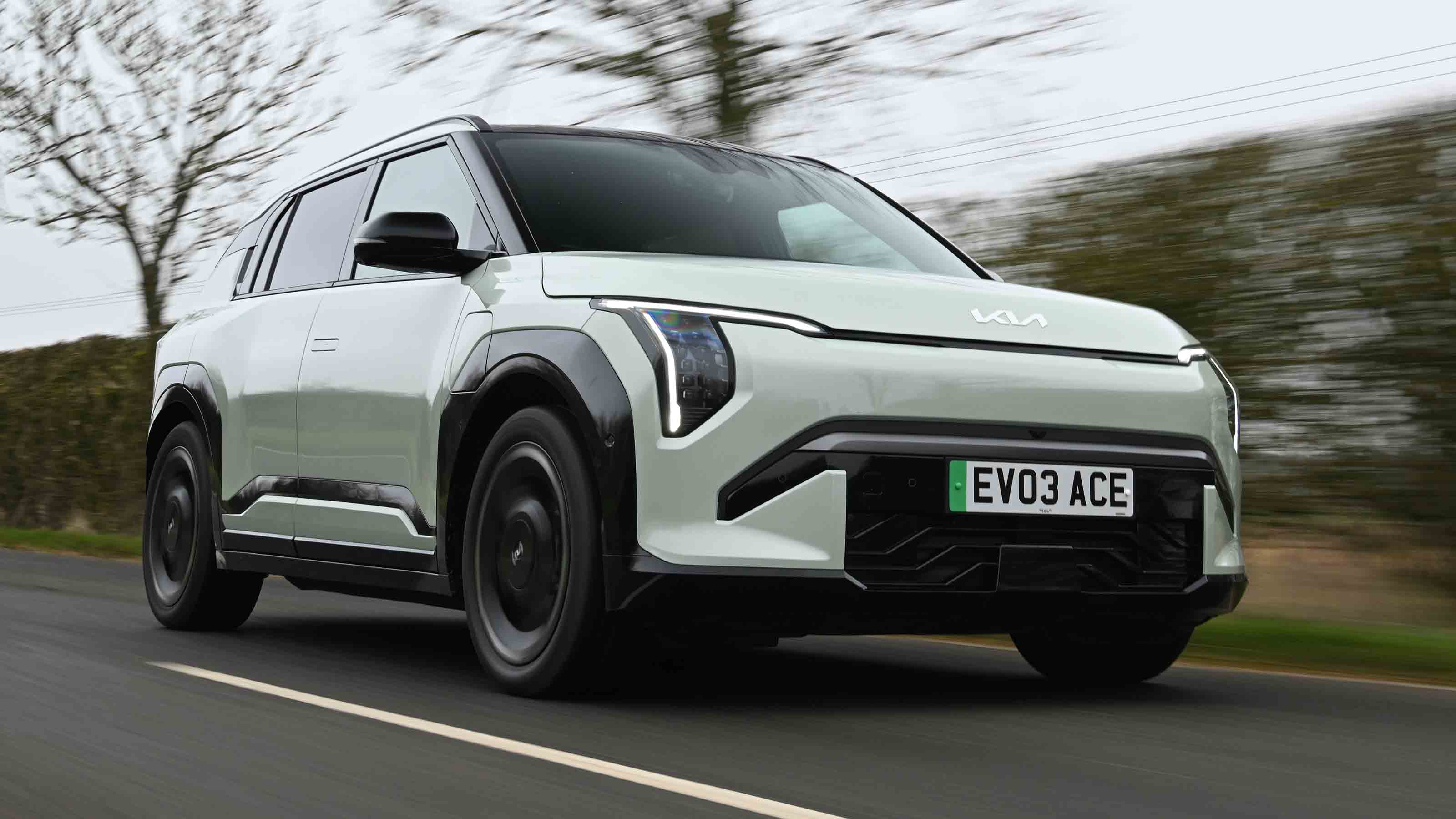 Kia EV3 - front corner tracking