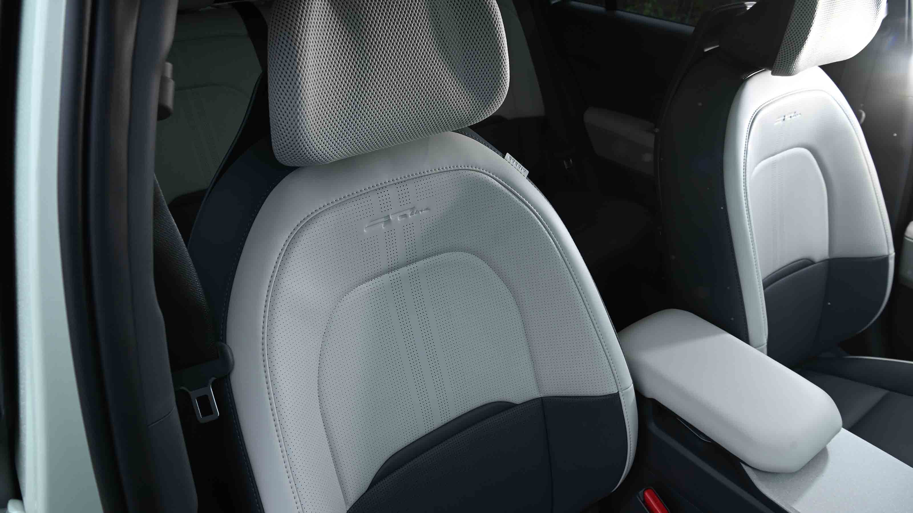 Kia EV3 - front seats