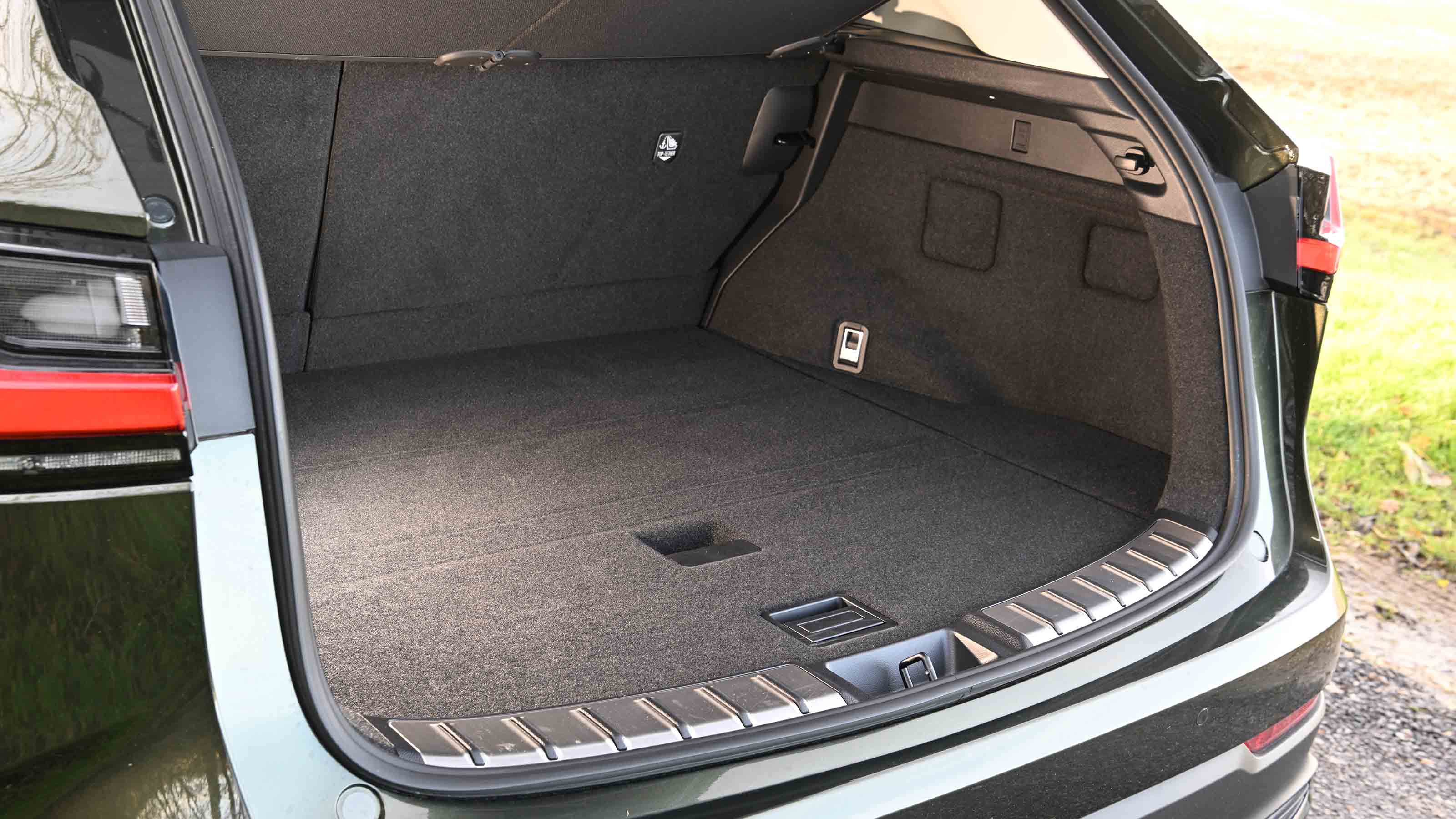 Lexus NX - boot