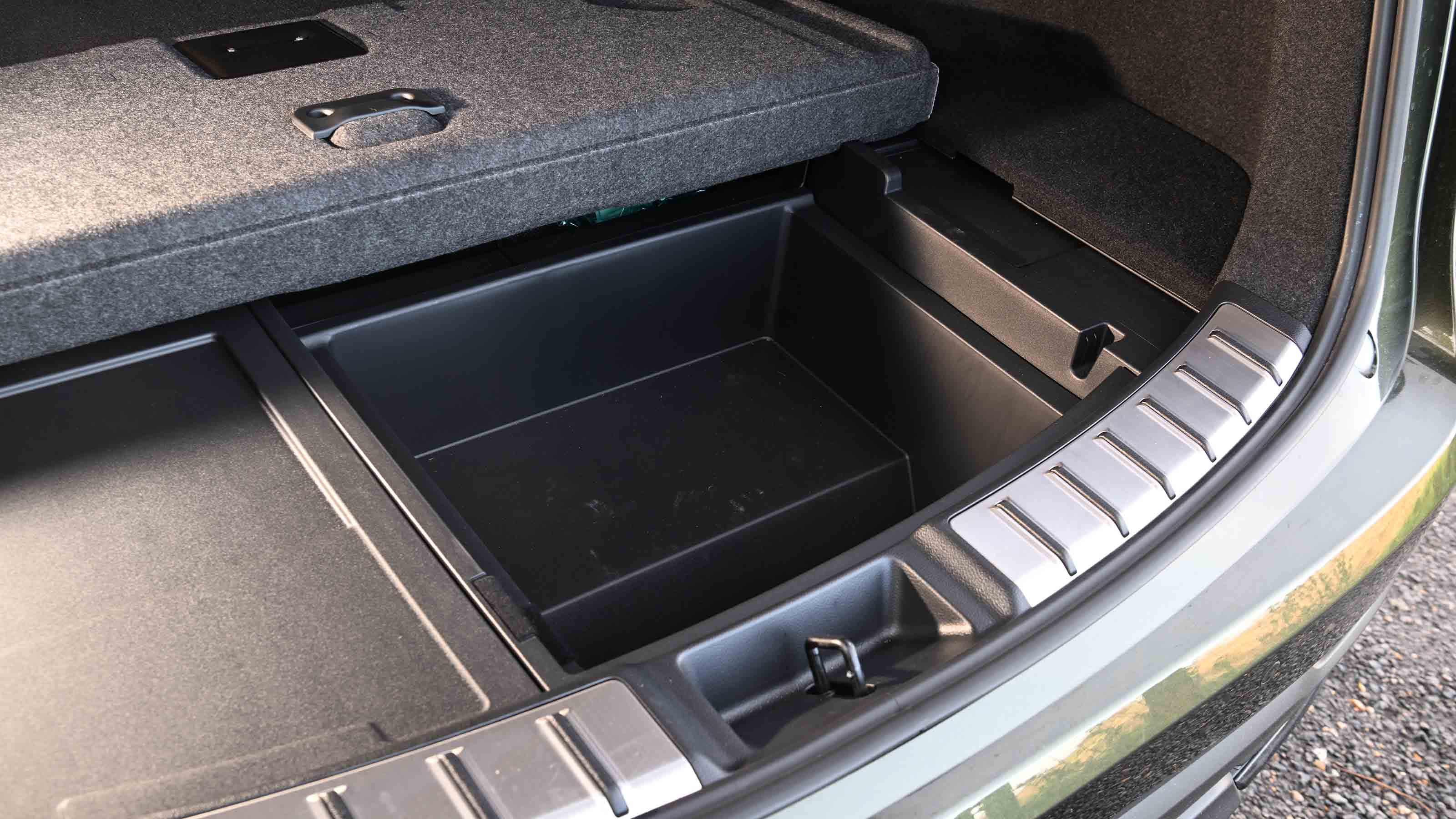 Lexus NX - underfloor storage