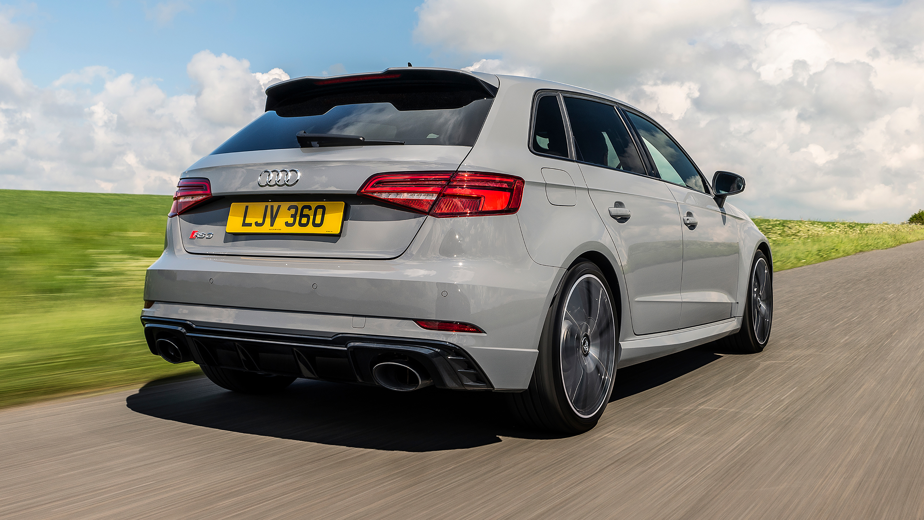 Audi RS 3 - rear tracking