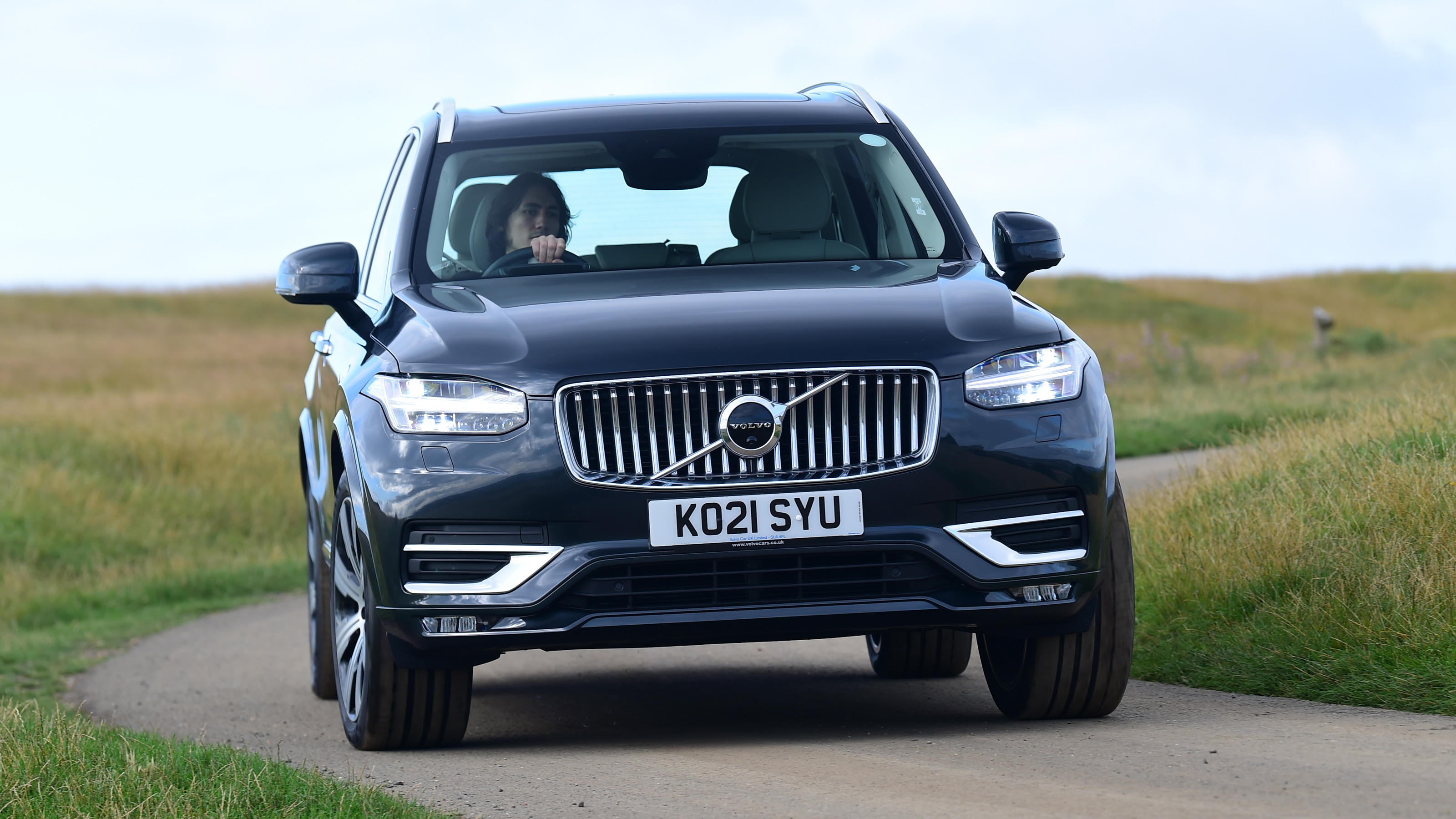 Volvo XC90 - front cornering
