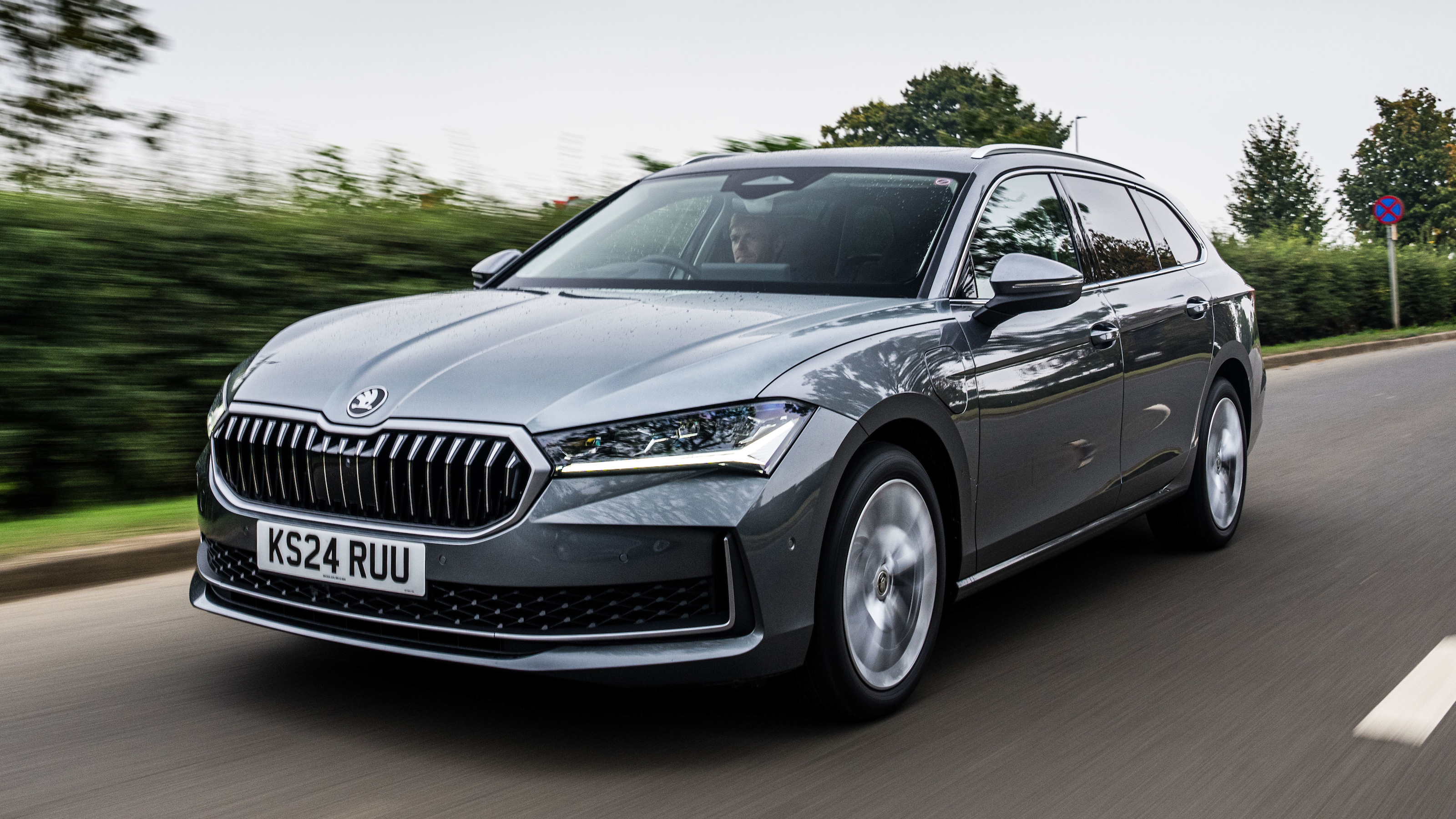 Skoda Superb Estate - front tracking