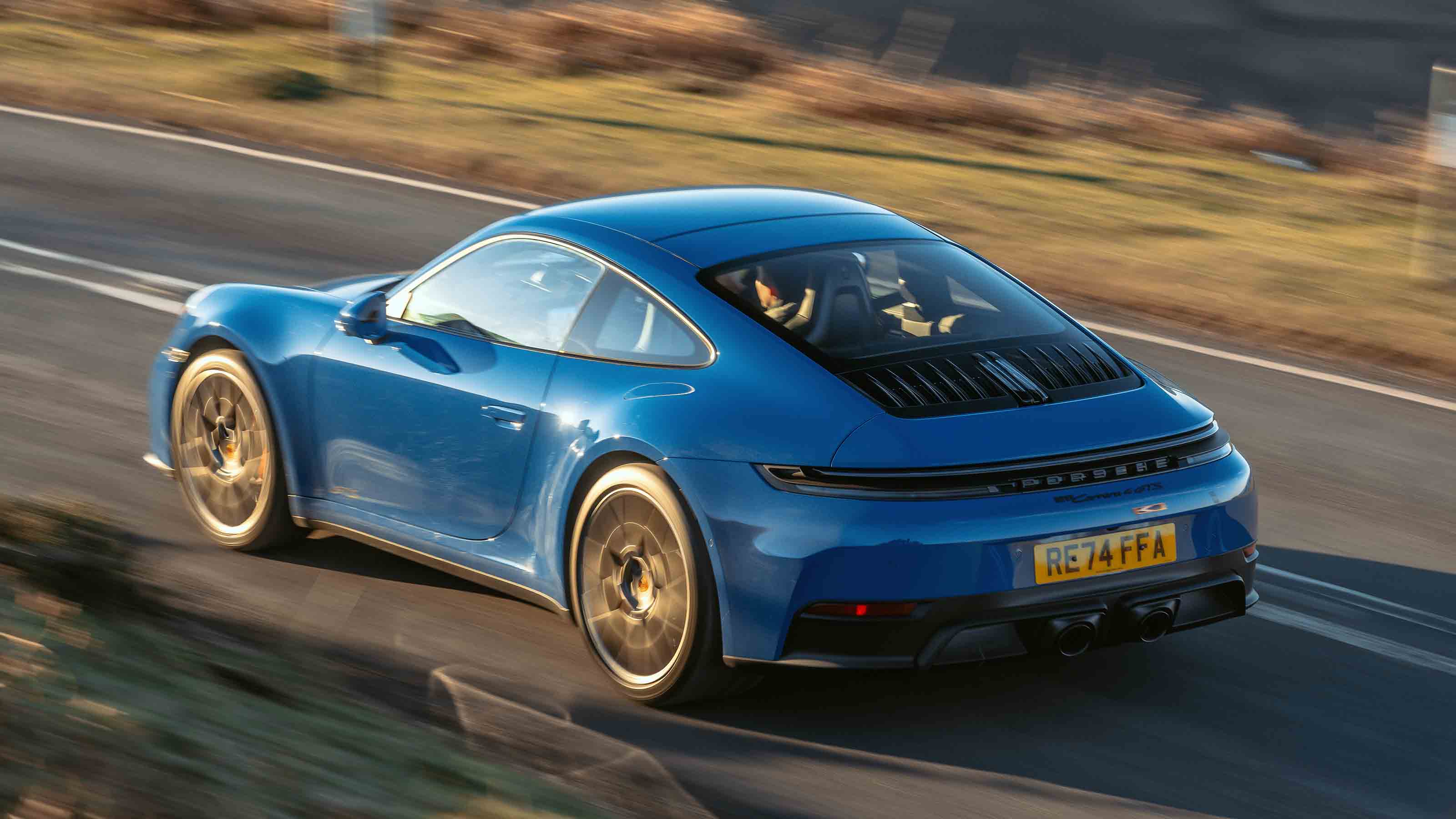 Porsche 911 - rear corner, panning