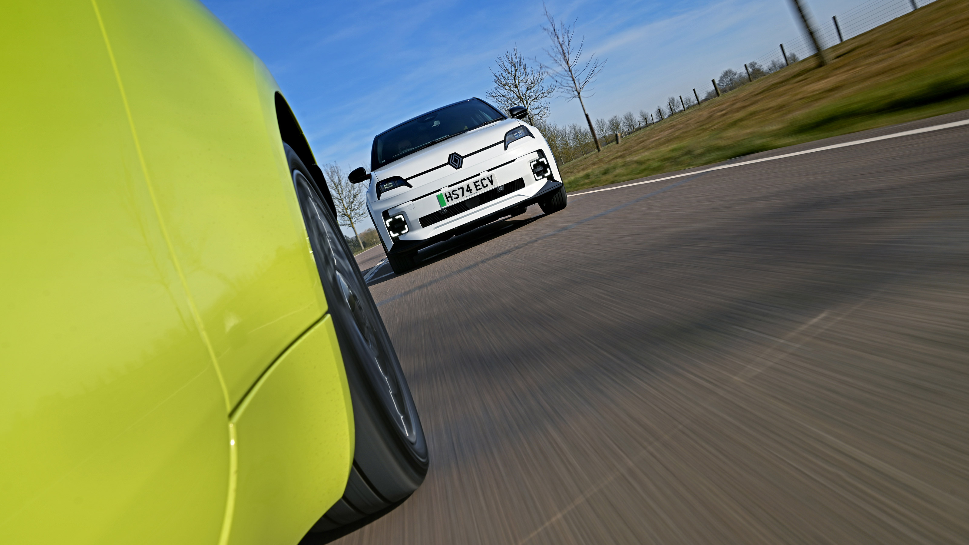 Renault 5 vs Fiat 500e - tracking