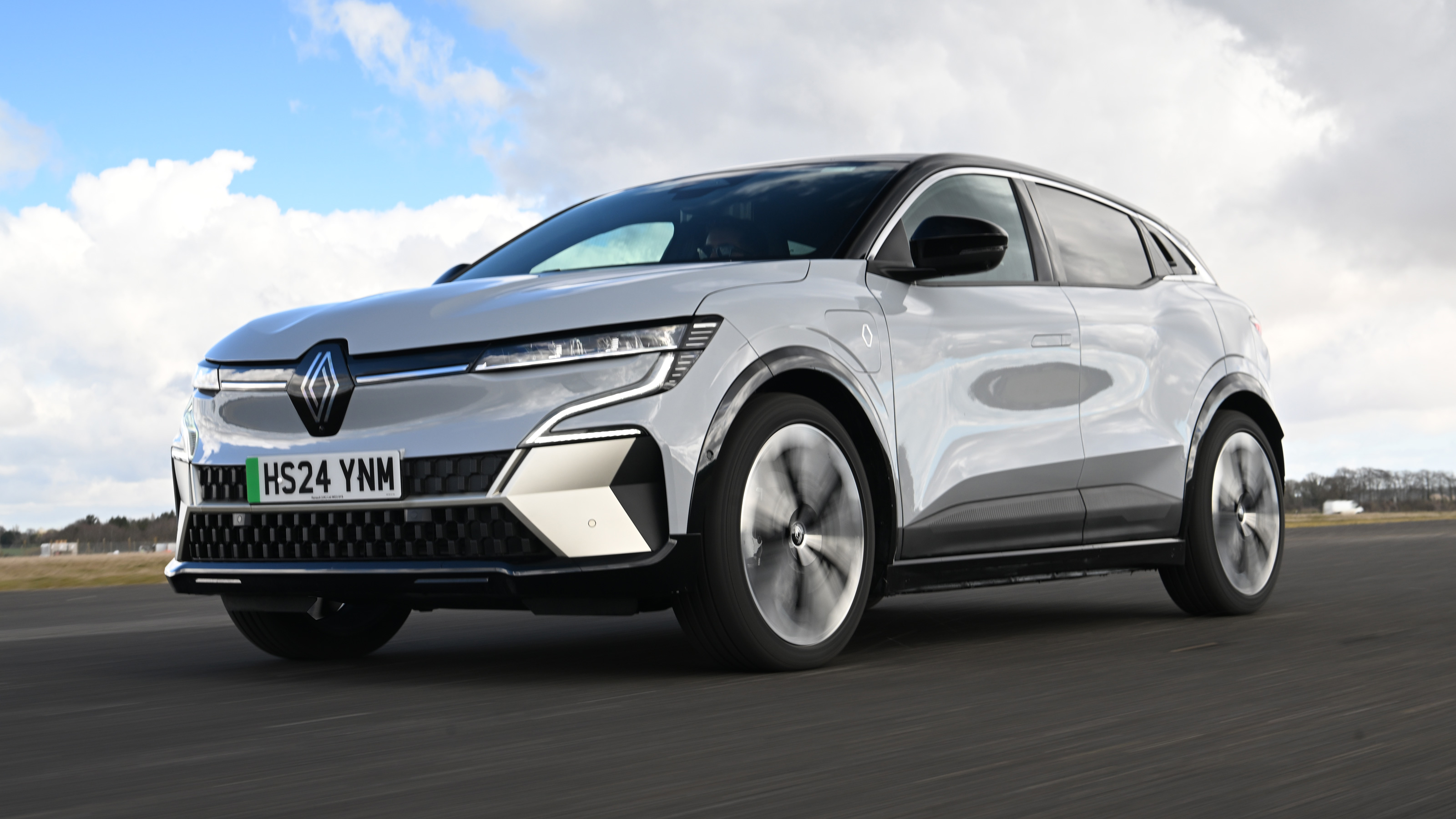 Renault Megan E-Tech - front tracking