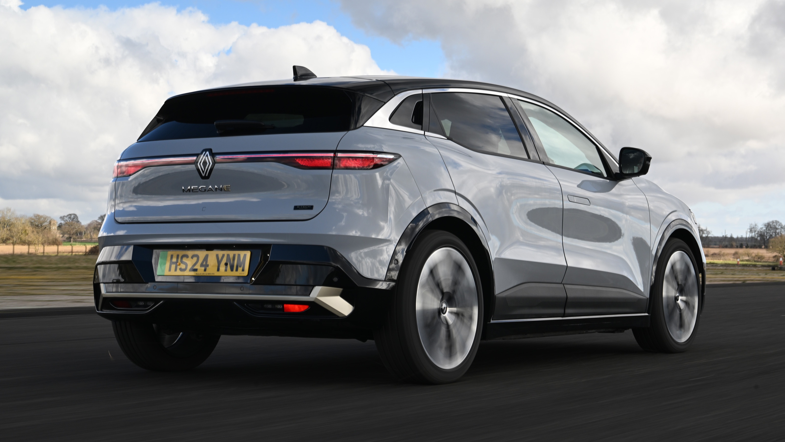 Renault Megan E-Tech - rear tracking