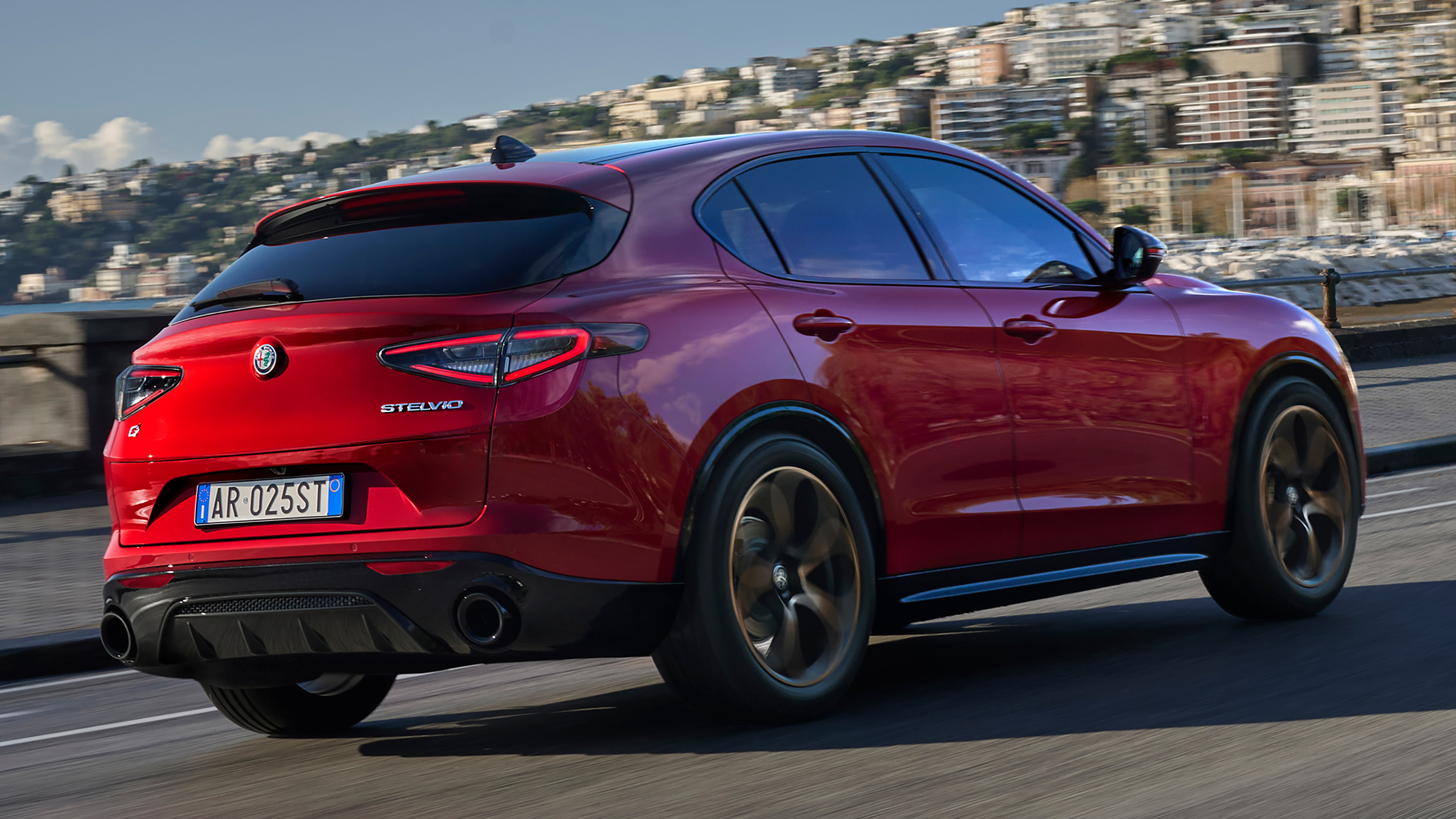 Stelvio Intensa - dynamic rear 3/4