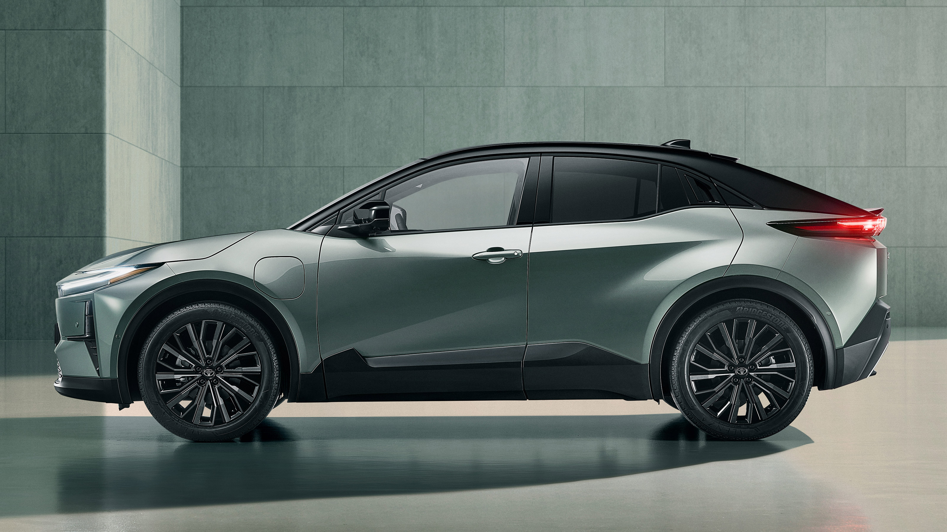 Toyota C-HR+ - side
