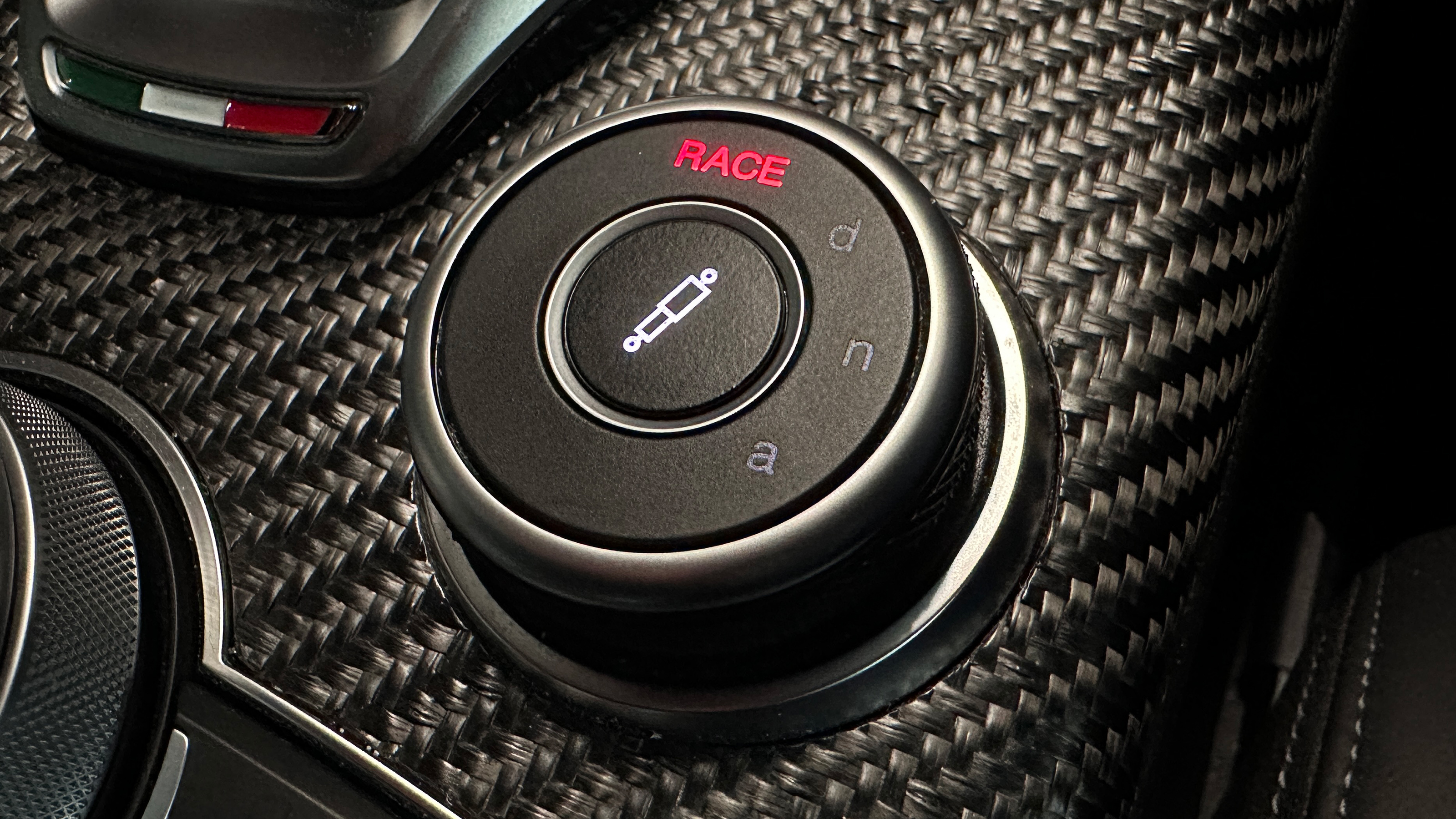 Alfa Romeo Giulia Quadrifoglio - 'DNA' switch