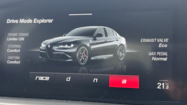 Alfa Romeo Giulia Quadrifoglio - infotainment screen