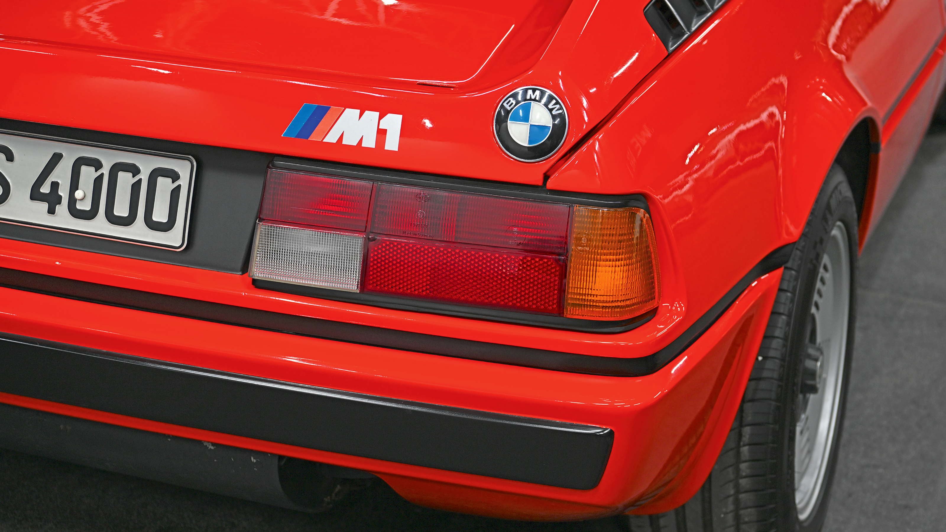 BMW M1 - rear badging