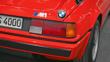 BMW M1 - rear badging