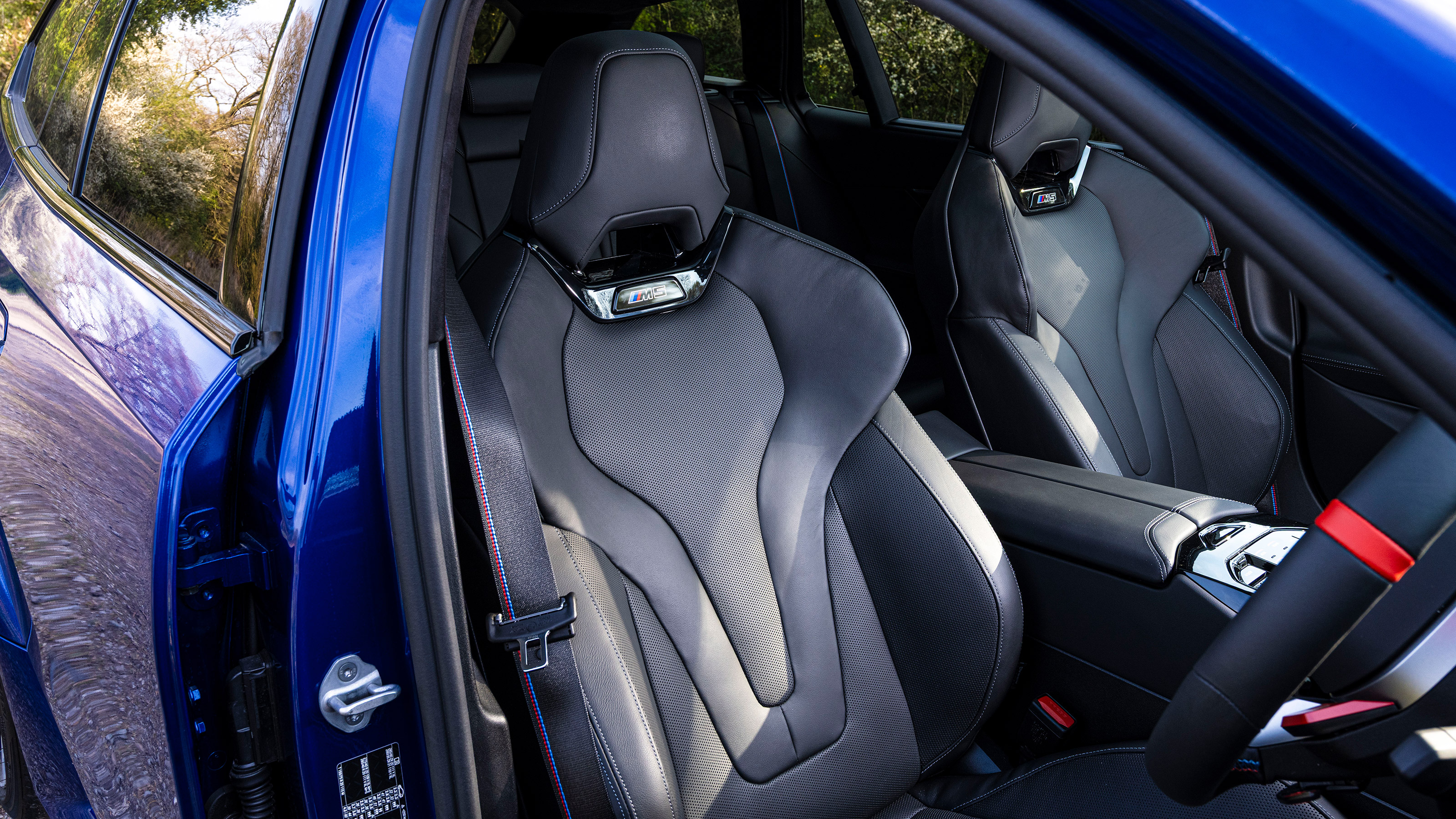 BMW M5 Touring - front seats