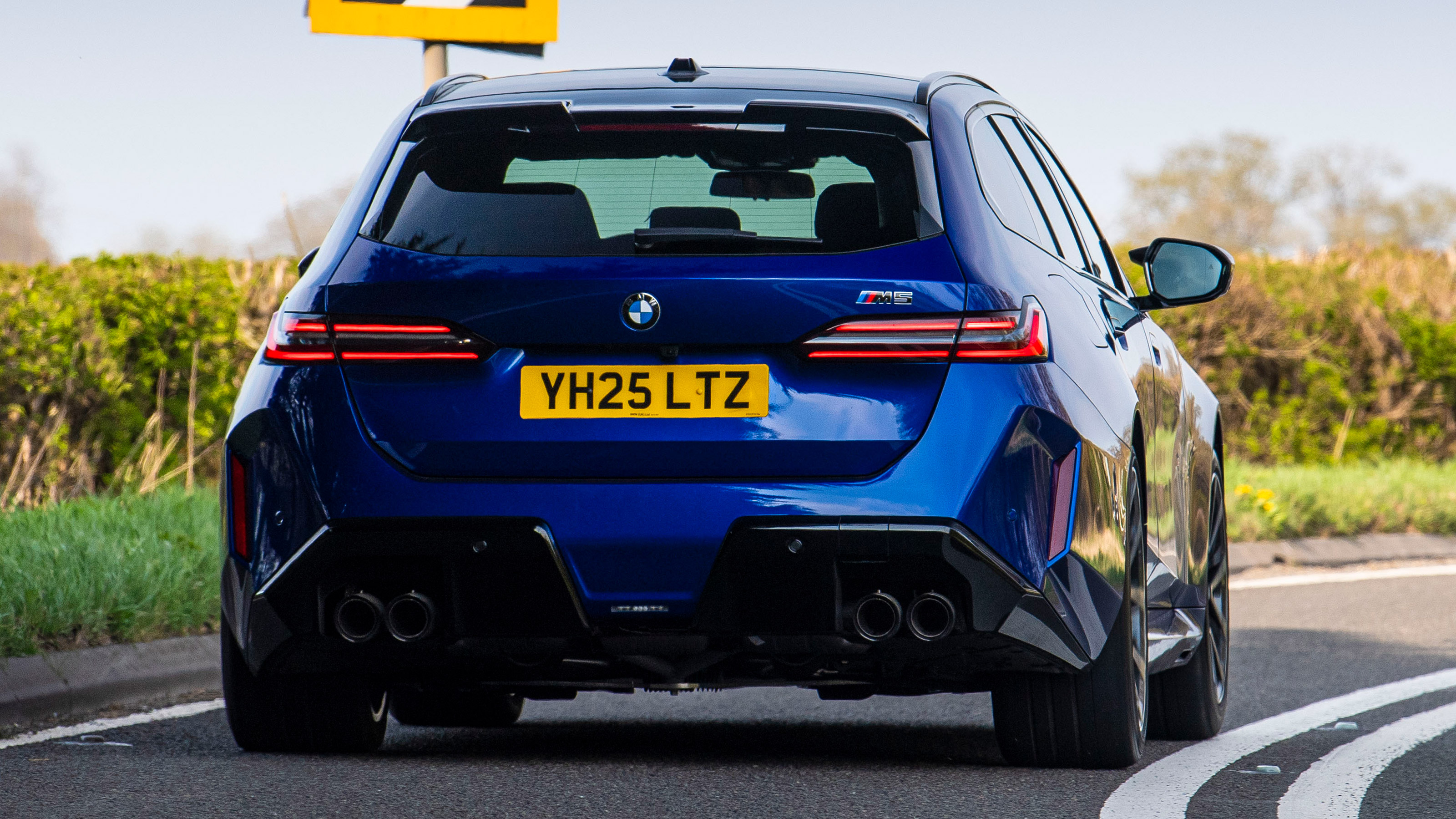 BMW M5 Touring - rear cornering