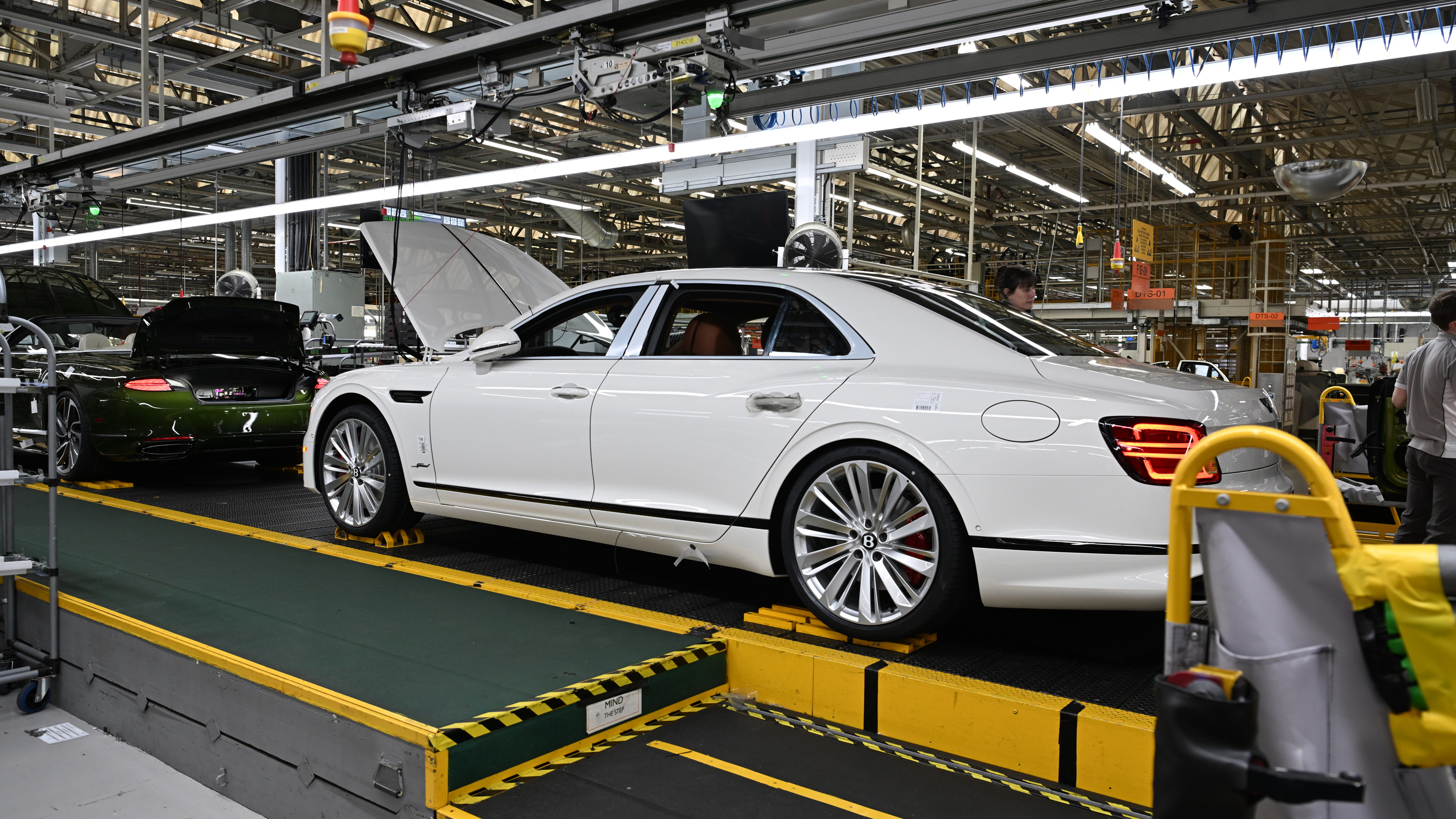 Bentley Crewe Factory- production line with Flying Spur