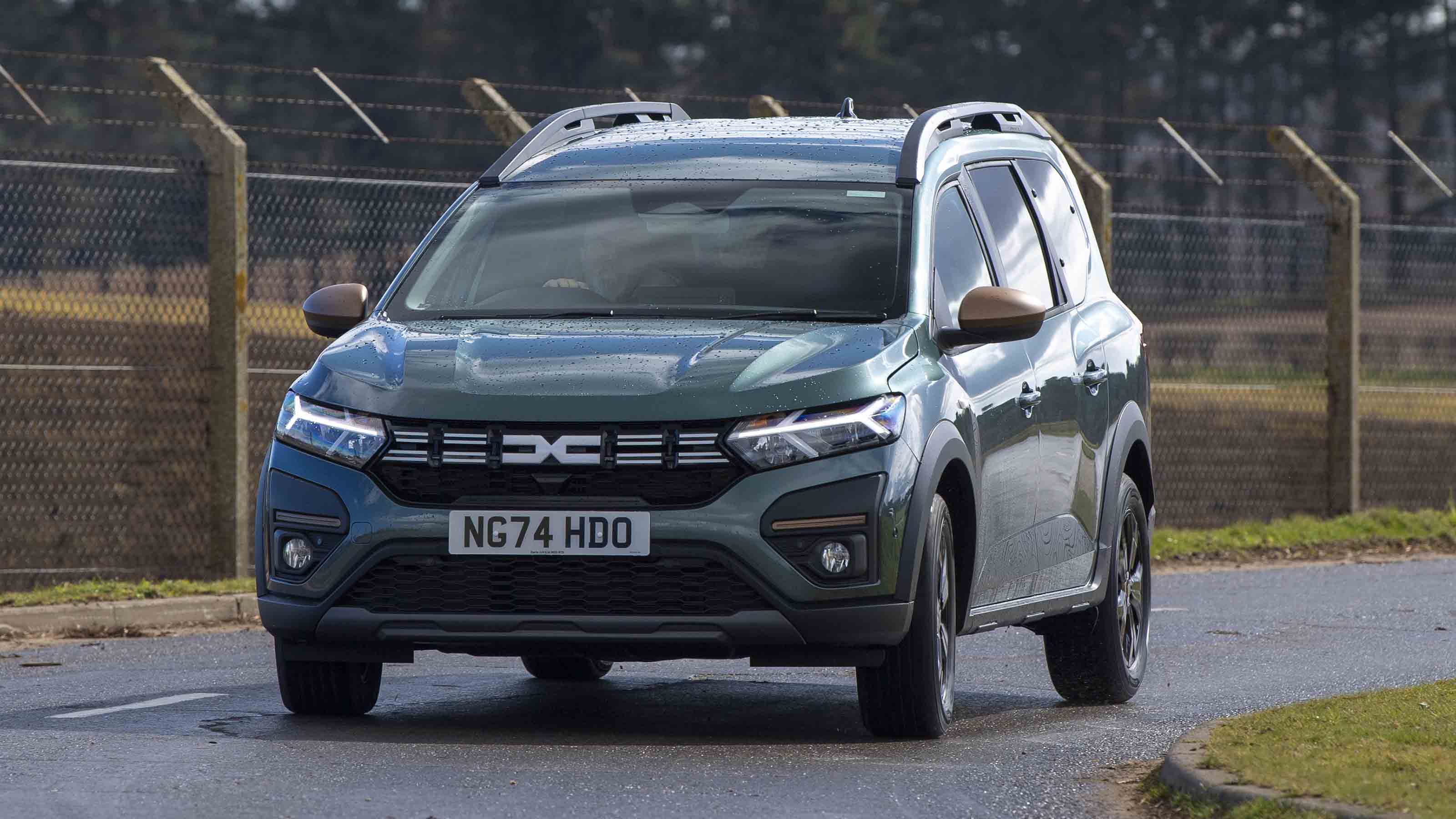 Dacia Jogger - front cornering