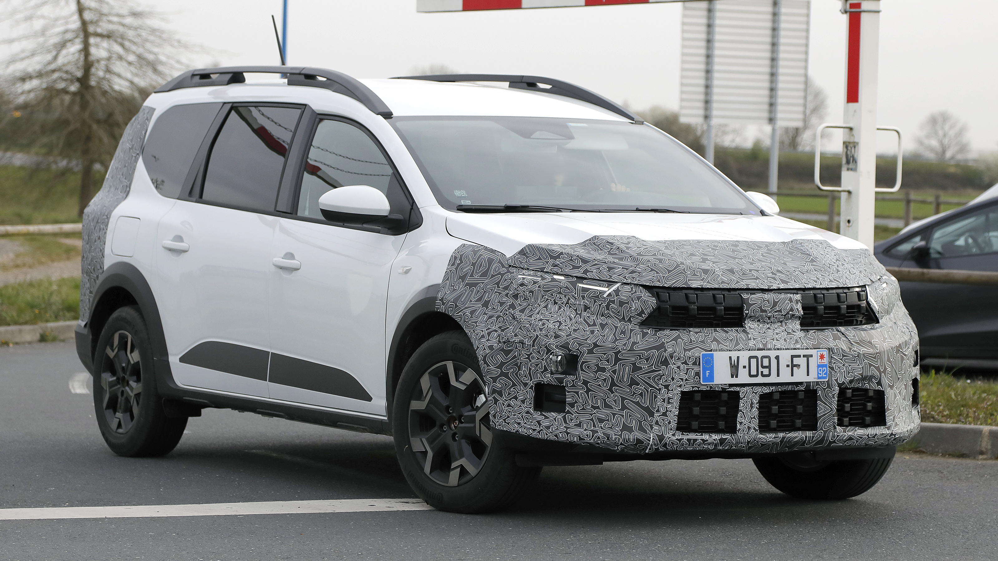 Dacia Jogger facelift (camouflaged) - front 3/4