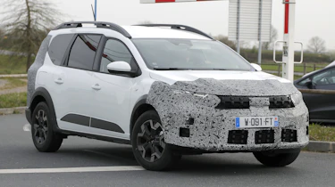 Dacia Jogger facelift (camouflaged) - front 3/4