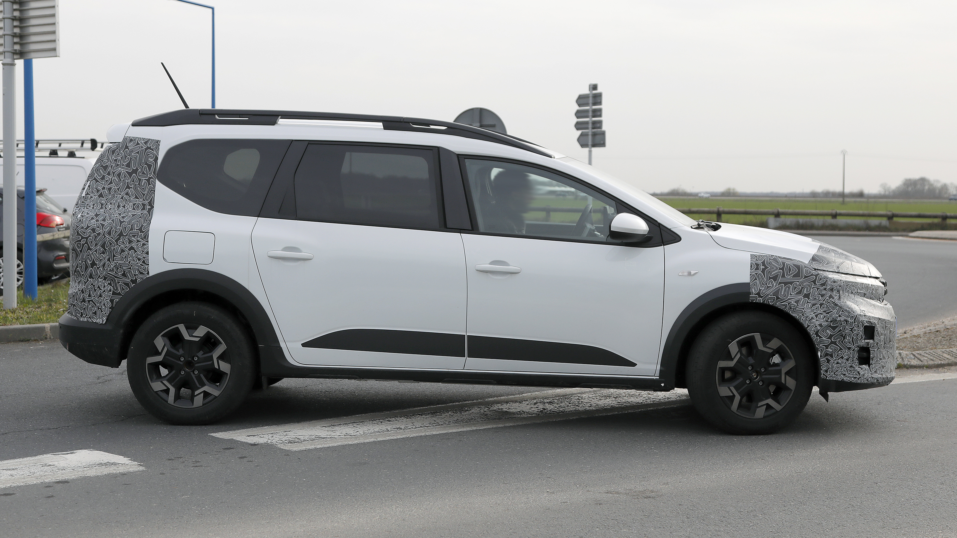 Dacia Jogger facelift (camouflaged) - side