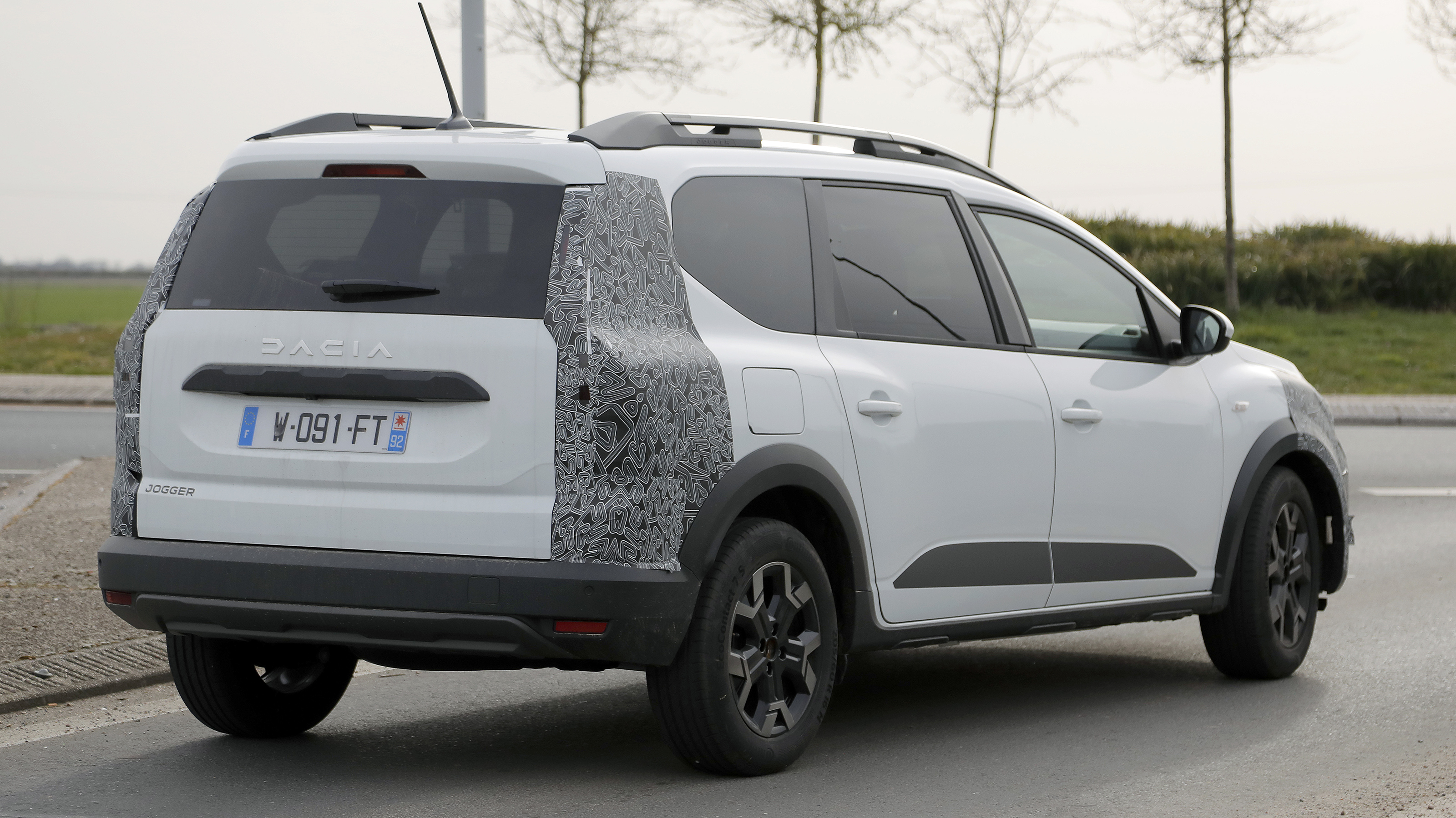 Dacia Jogger facelift (camouflaged) - rear 3/4