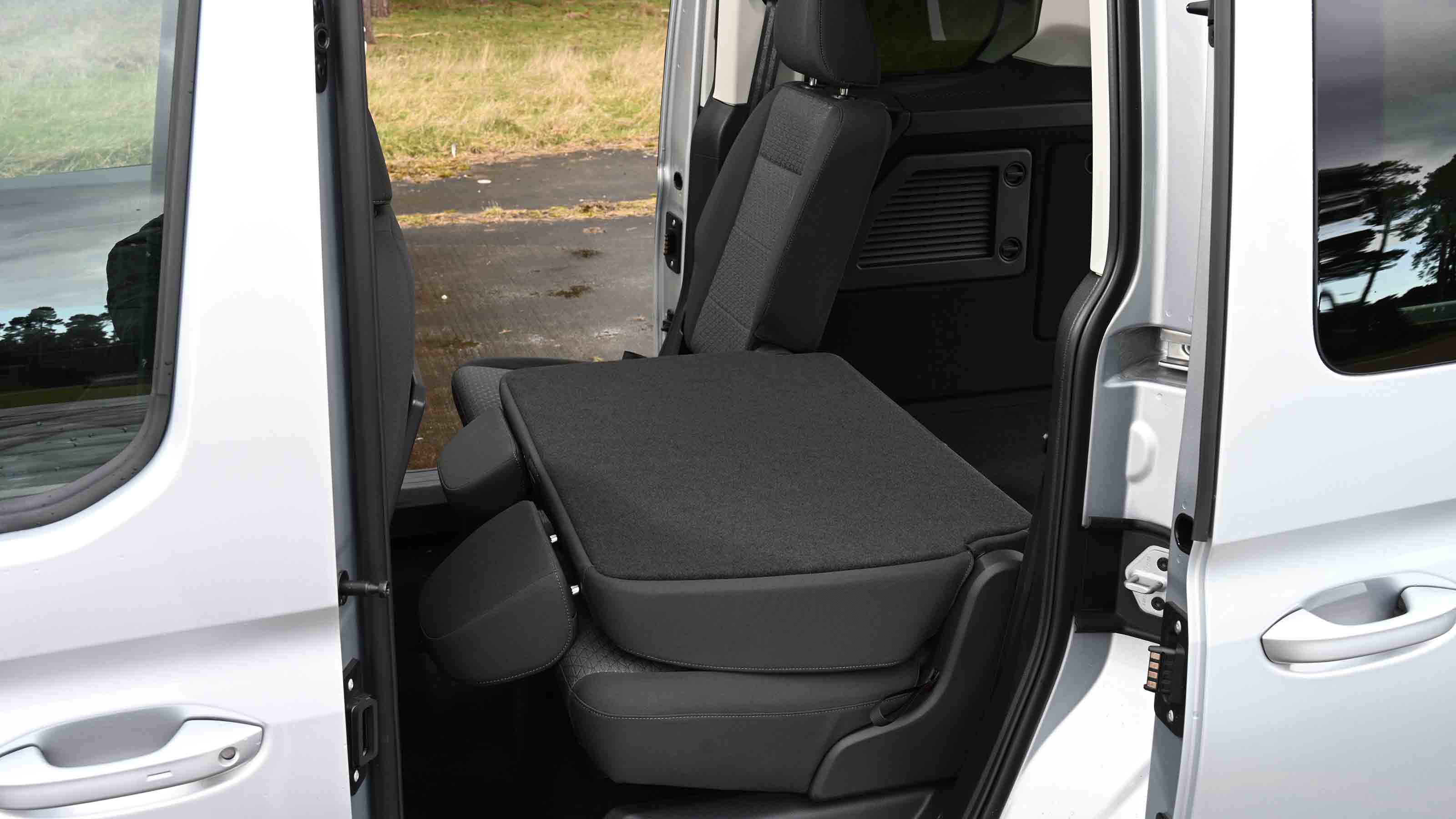 Ford Tourneo Connect - rear seat, folded