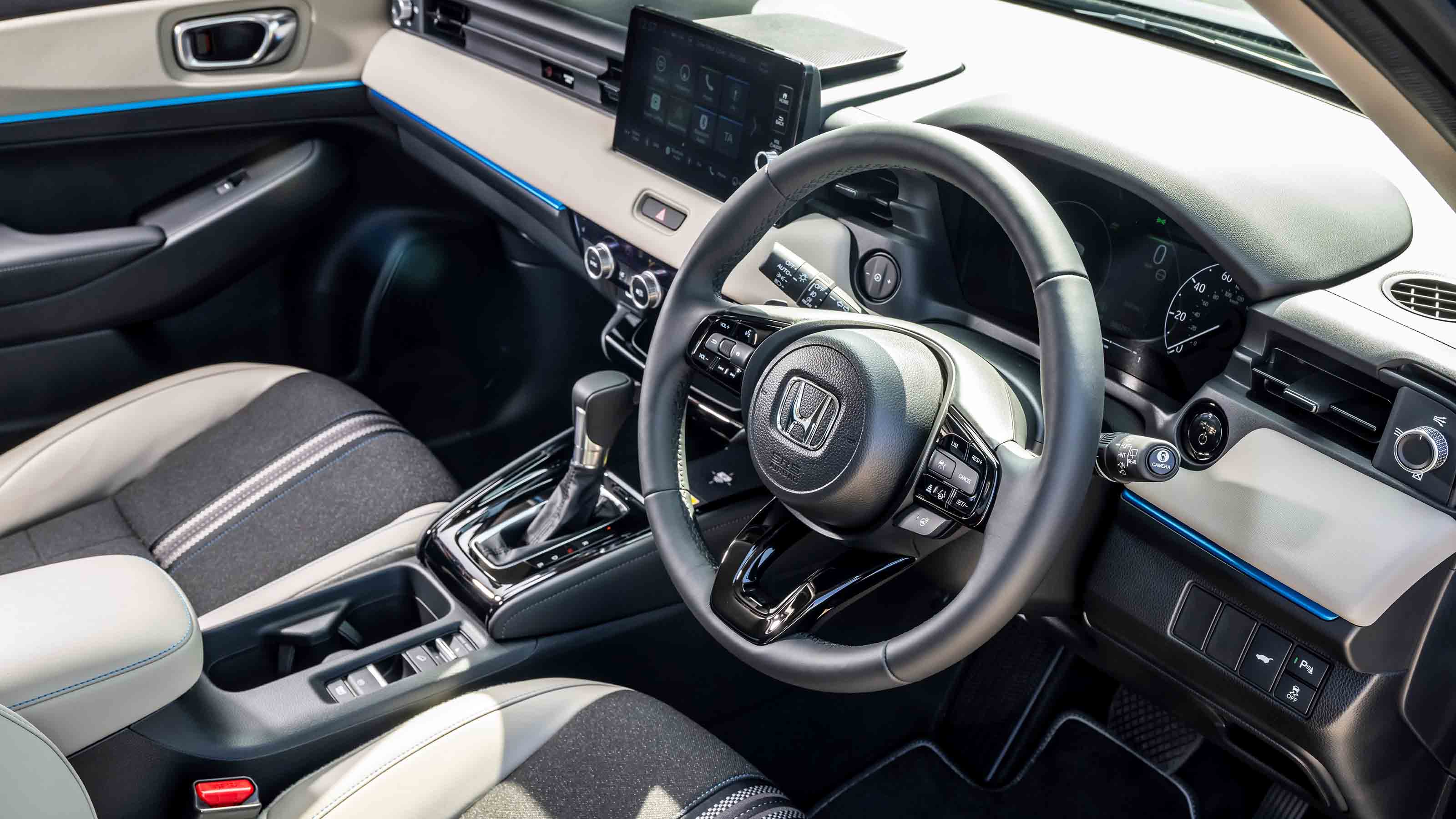 Honda HR-V - dashboard, from side