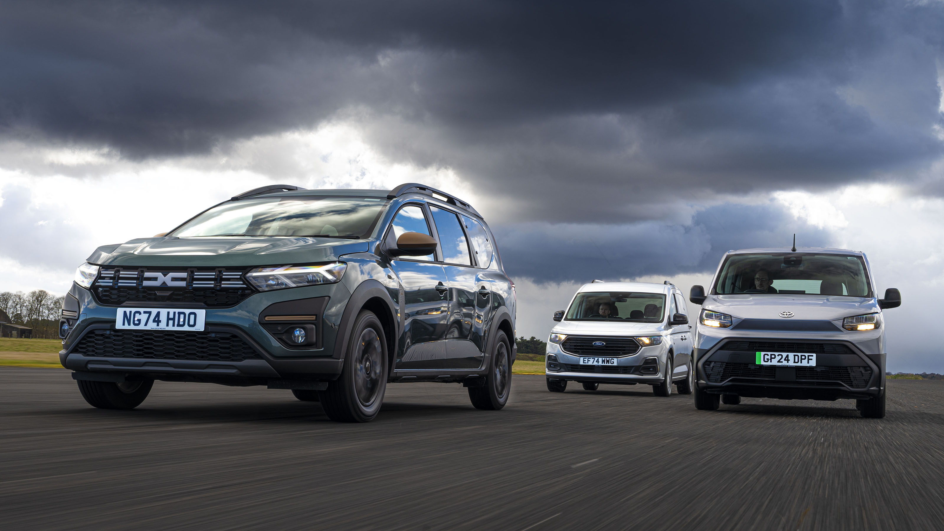 Dacia Jogger vs Toyota Proace City Verso vs Ford Tourneo Connect - group tracking shot 