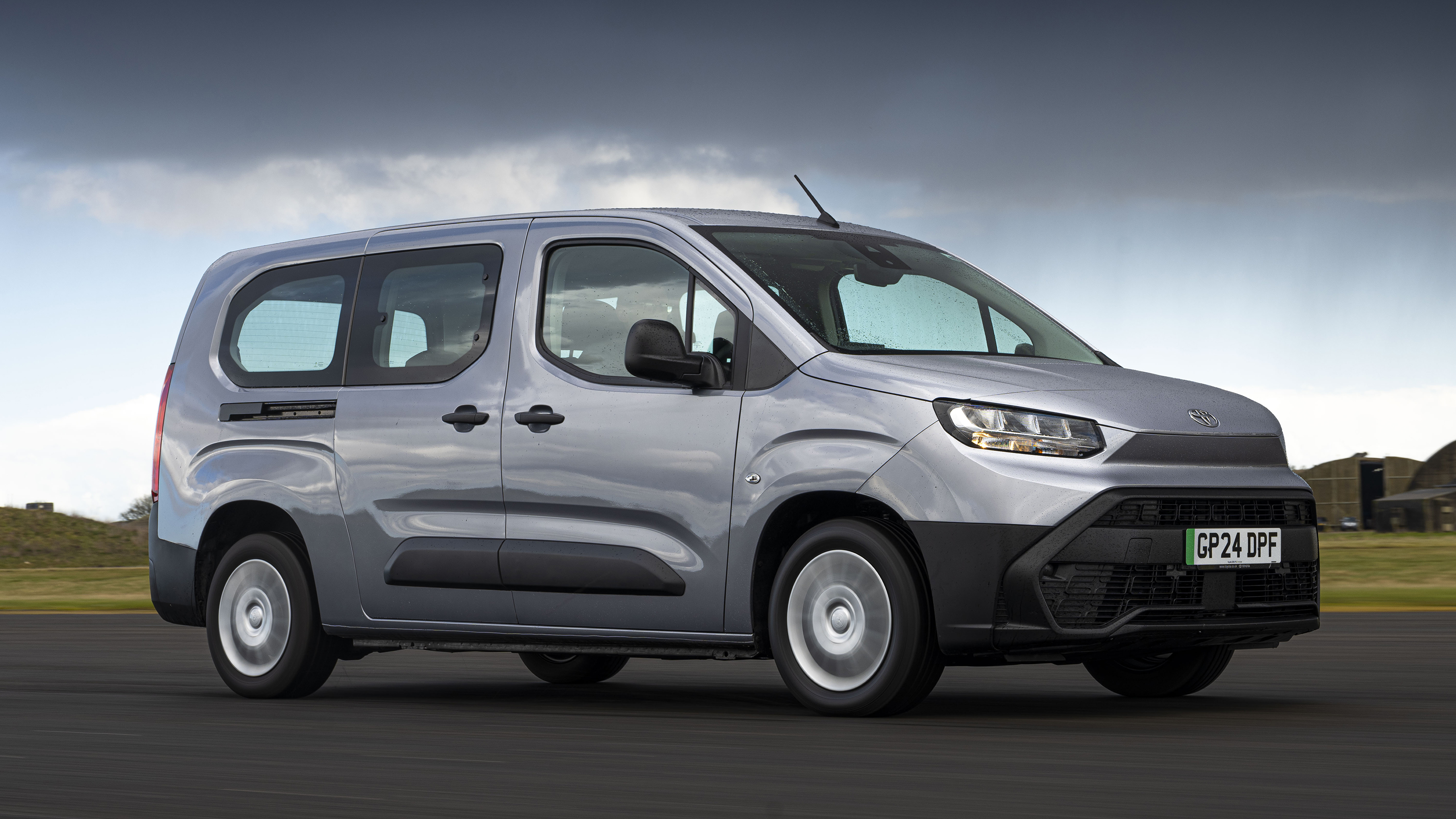 Toyota Proace City Verso - front tracking 