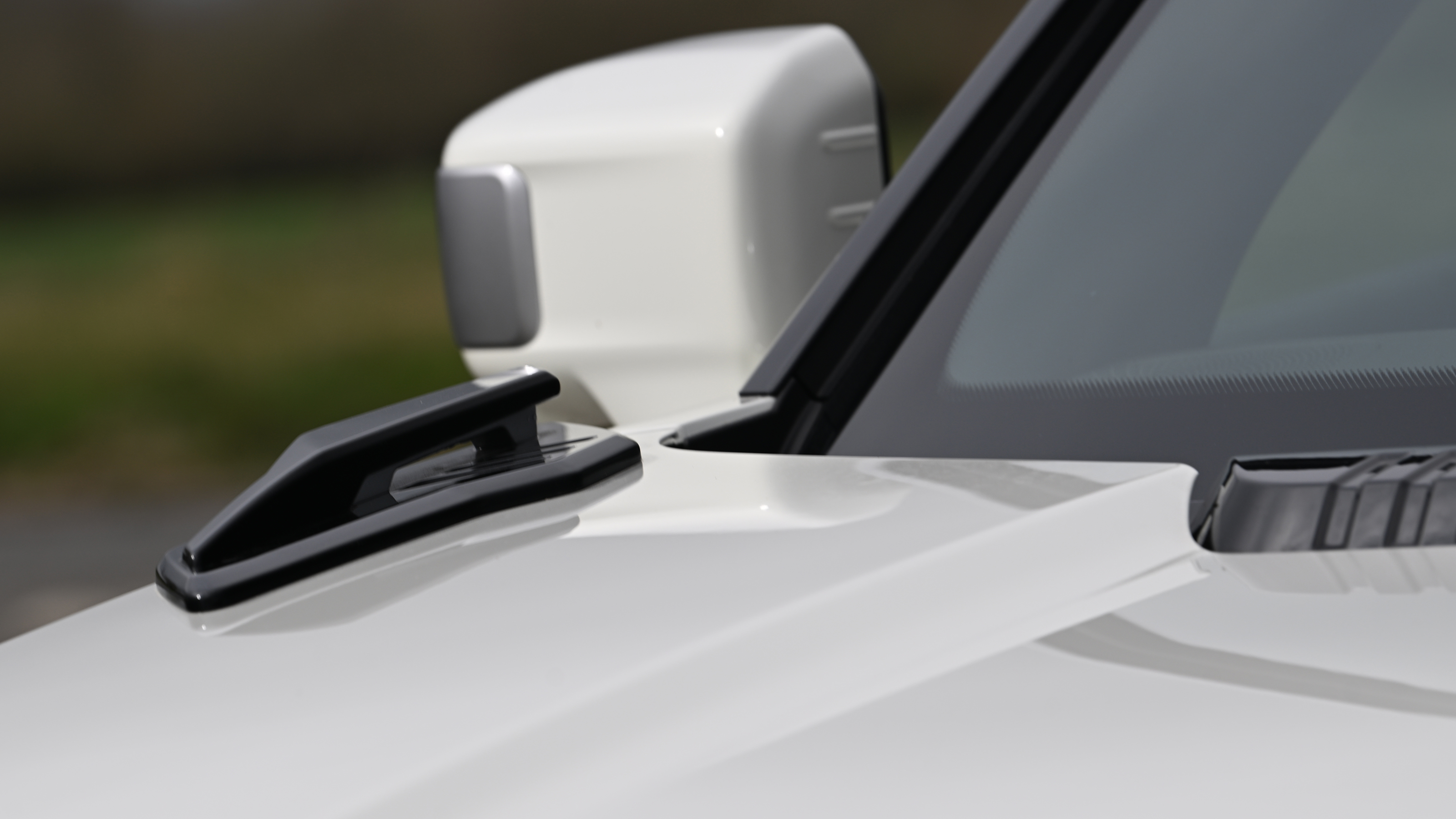 KGM Actyon K50 long-term test - bonnet bars