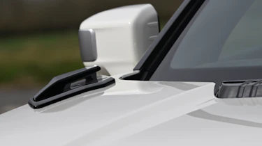KGM Actyon K50 long-term test - bonnet bars