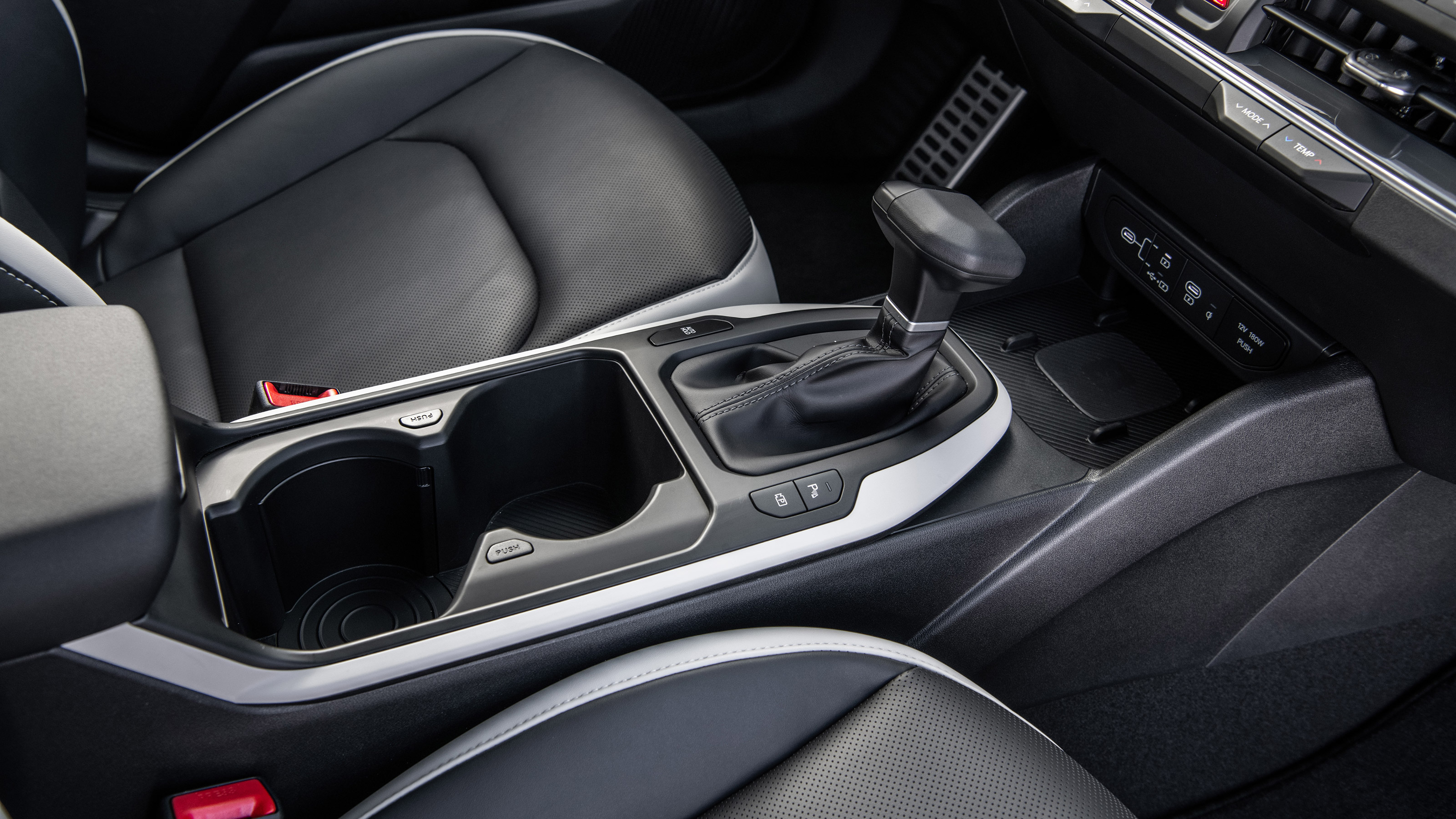 Kia K4 hatch - interior