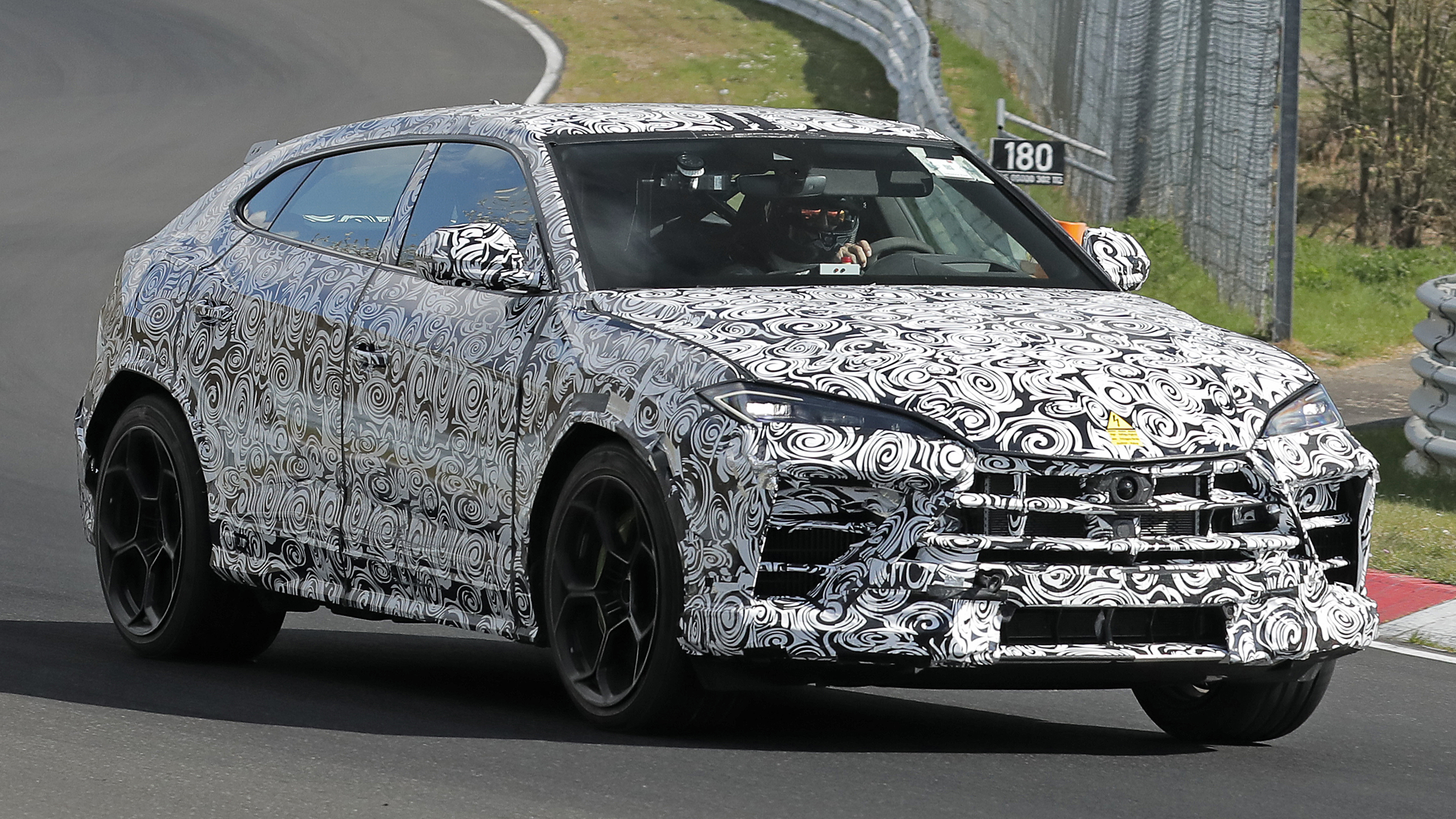 Lamborghini Urus Performante hybrid - front 3/4