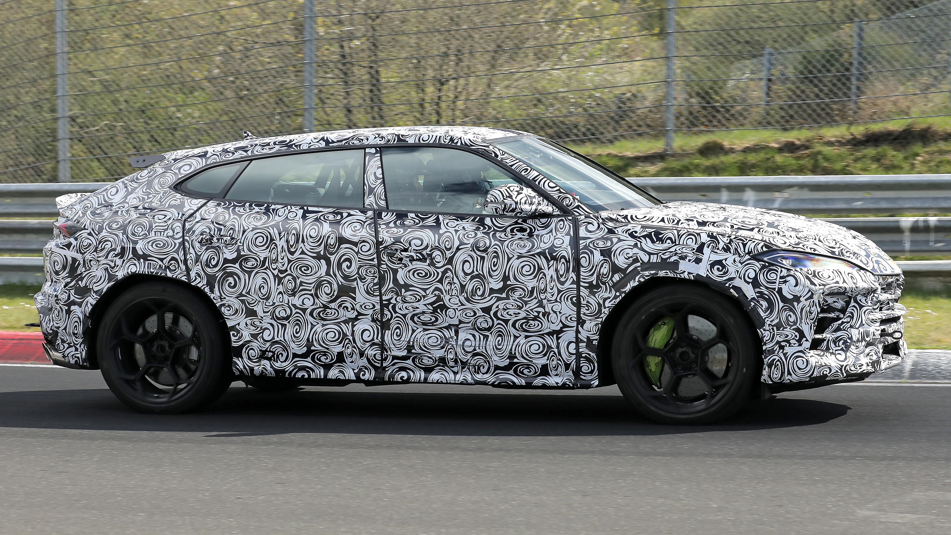 Lamborghini Urus Performante hybrid - side profile