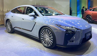 Lexus ES Shanghai 2025 - blue front